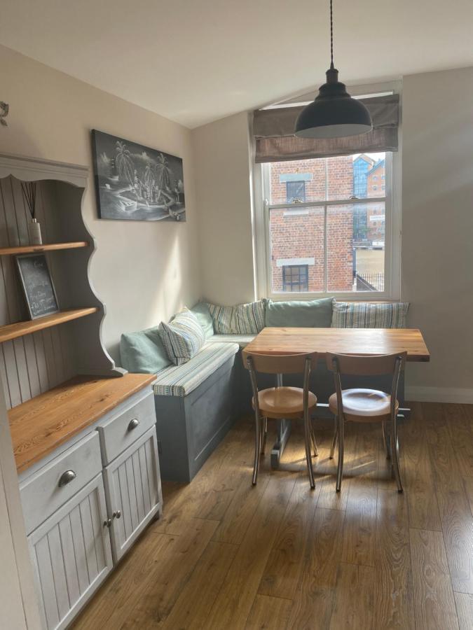 Upstairs River Apartment Gloucester