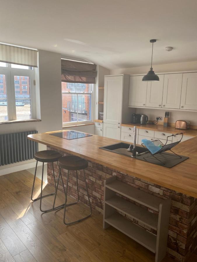 Upstairs River Apartment Gloucester