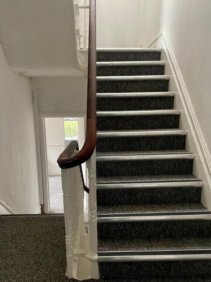 Serviced Apartment *