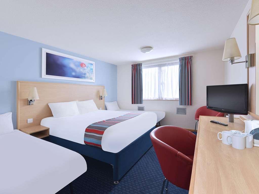 Travelodge Stonehouse Hotel 3*