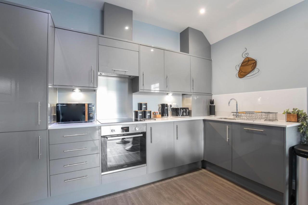 Elliot Oliver - Luxurious Two Bedroom In The Docks Apartment Gloucester