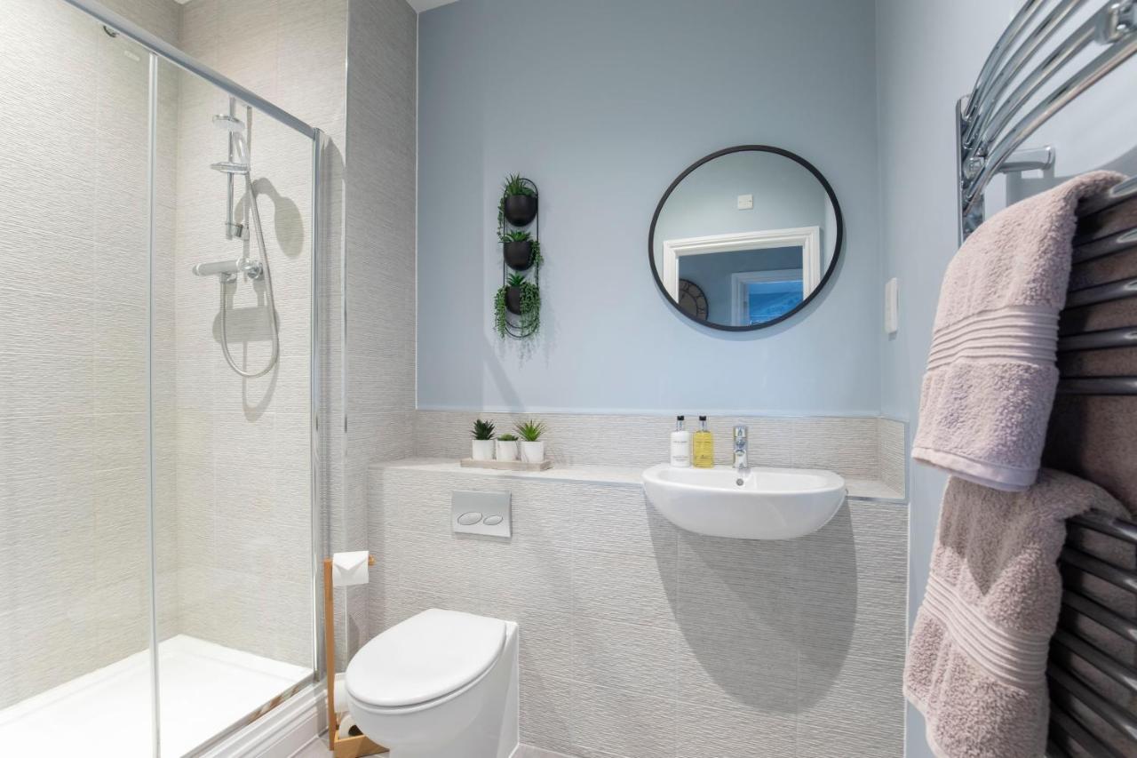 Elliot Oliver - Luxurious Two Bedroom In The Docks *
