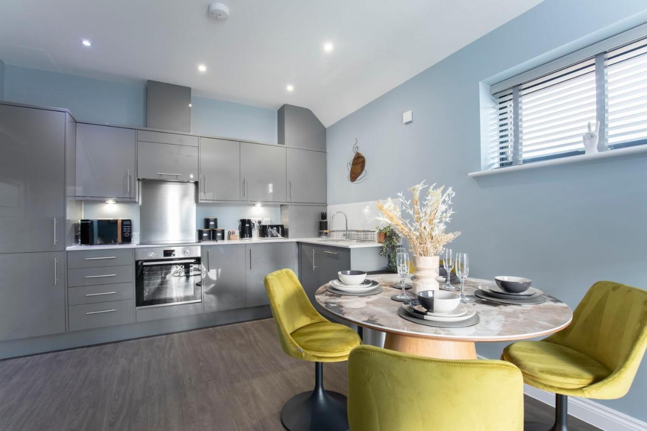 Elliot Oliver - Luxurious Two Bedroom In The Docks Apartment *