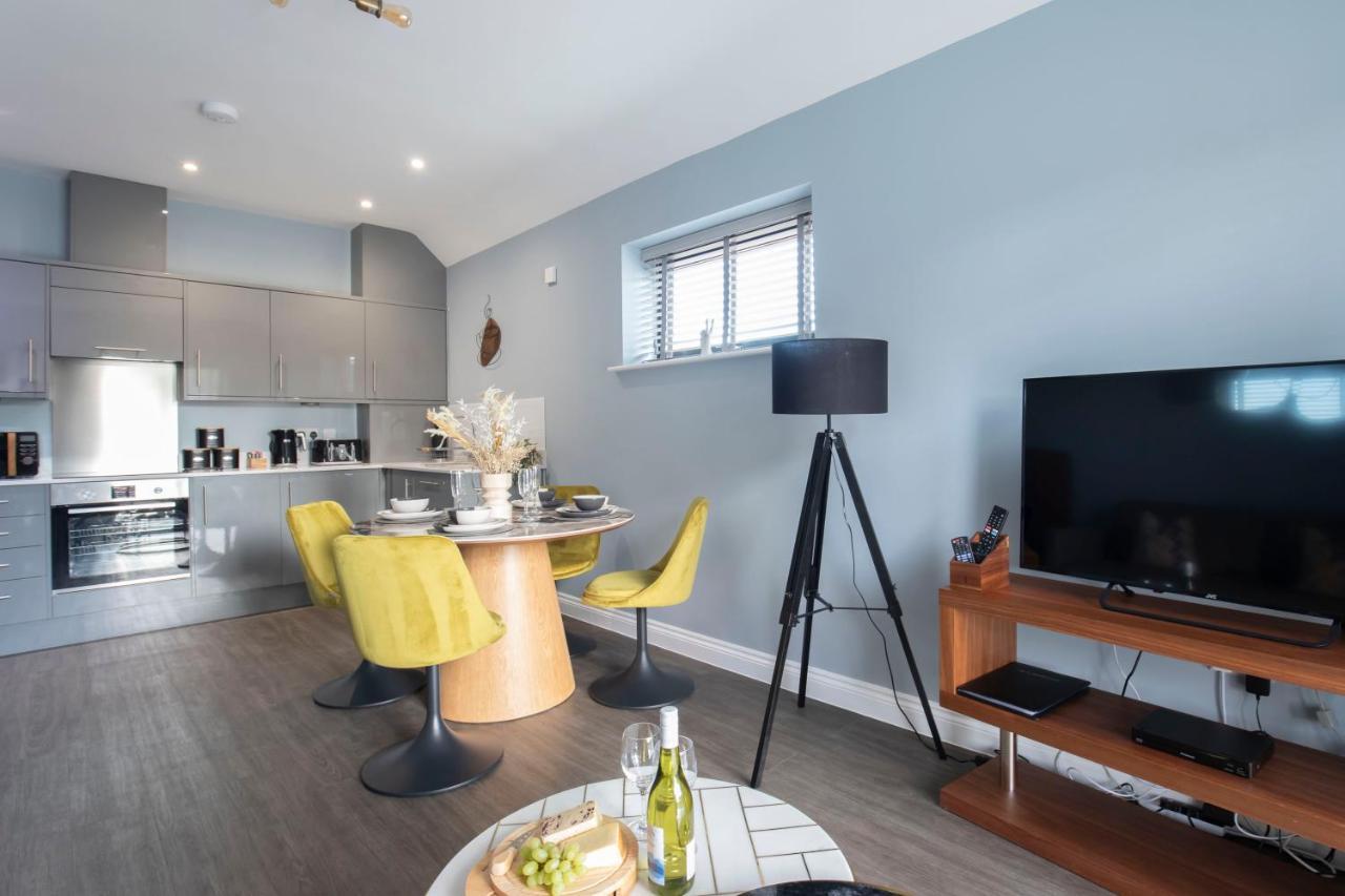 Elliot Oliver - Luxurious Two Bedroom In The Docks Apartment *