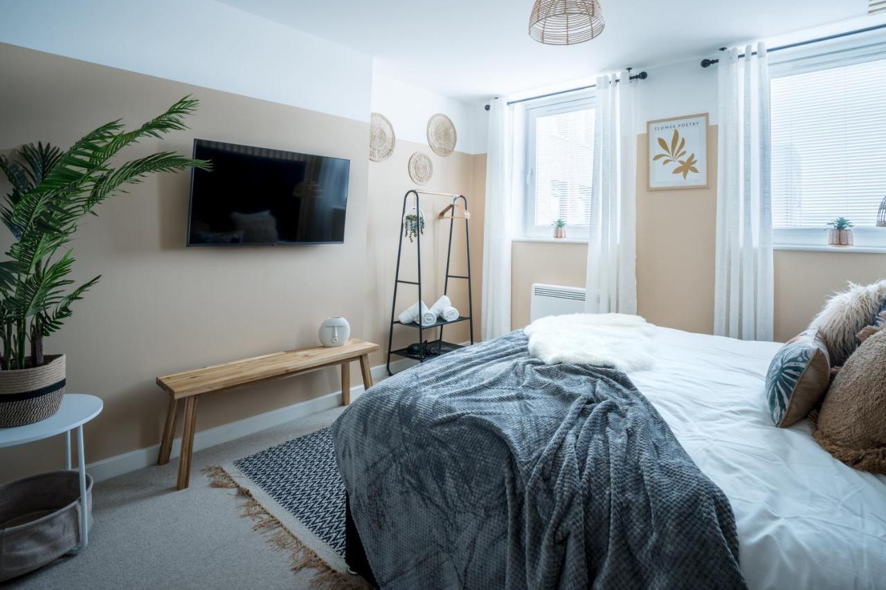 Getaway With Gaming Room, Desk & Parking