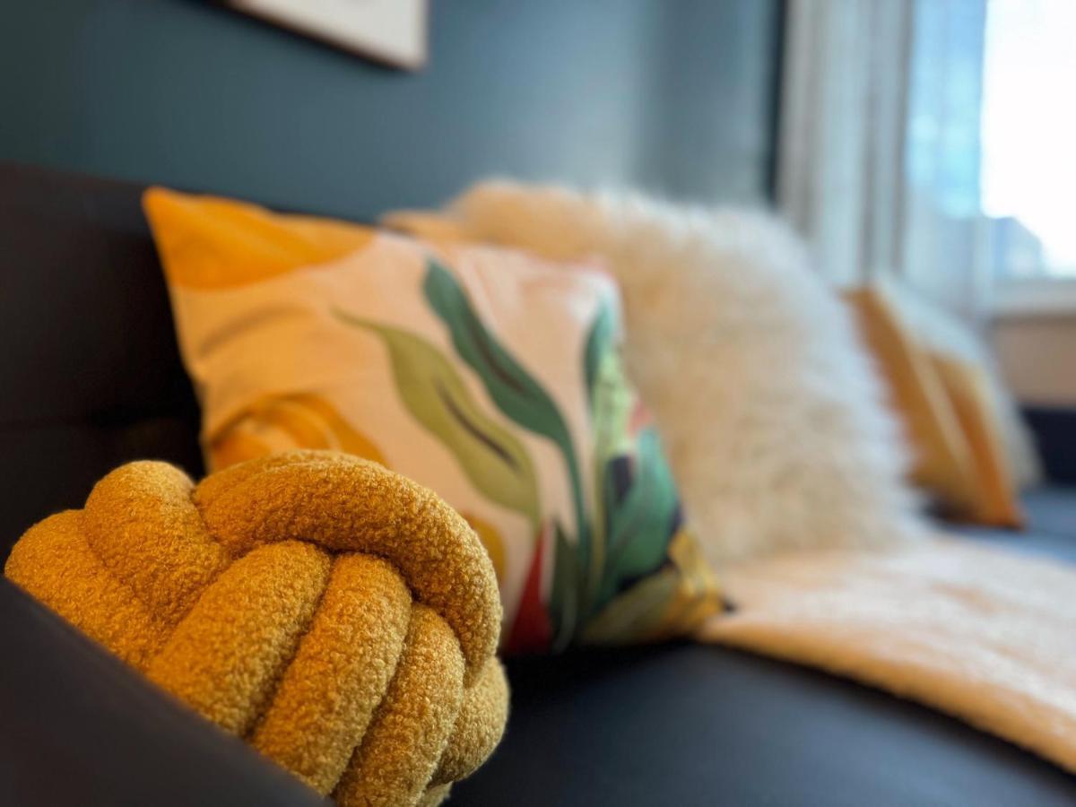 Apartment Getaway With Gaming Room, Desk & Parking *