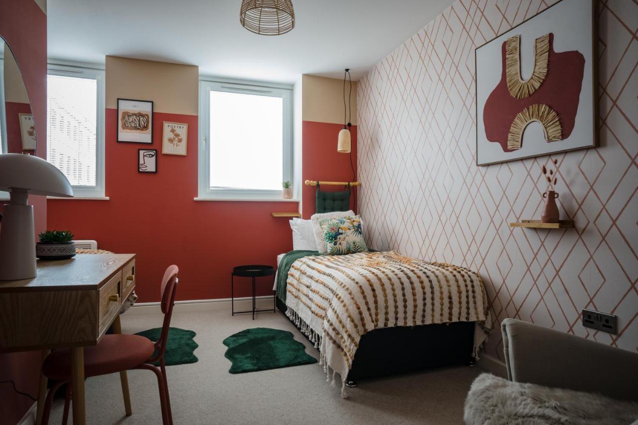 Getaway With Gaming Room, Desk & Parking * Gloucester