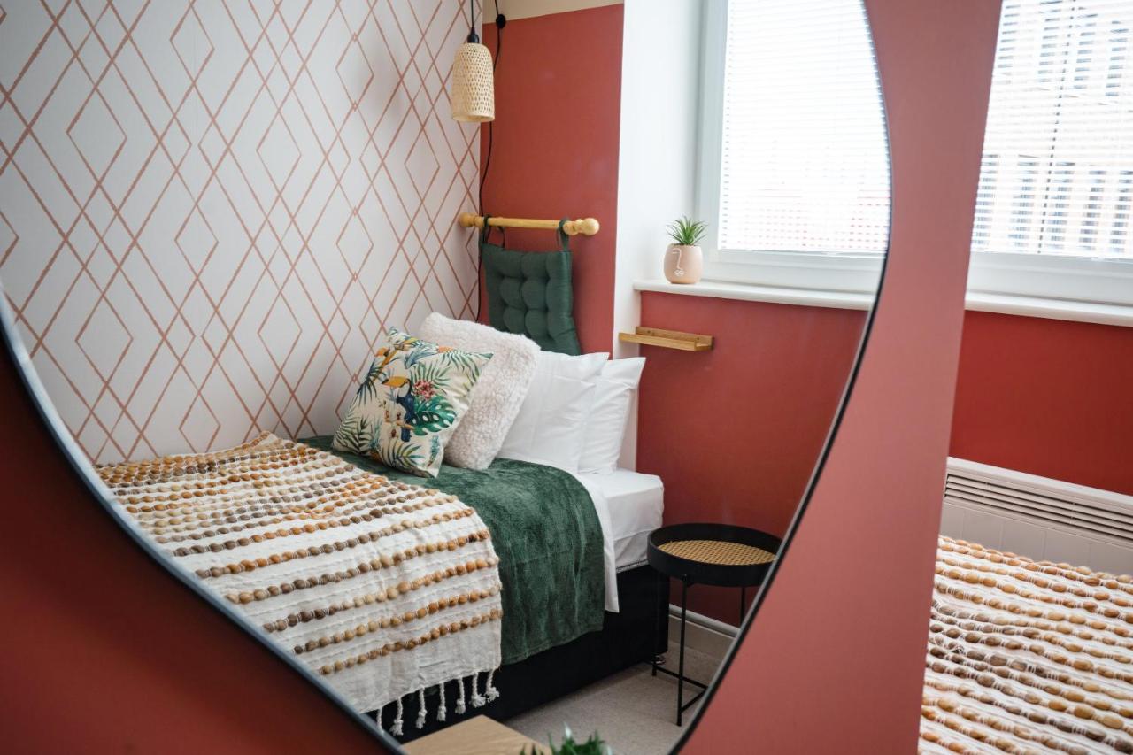 Getaway With Gaming Room, Desk & Parking *