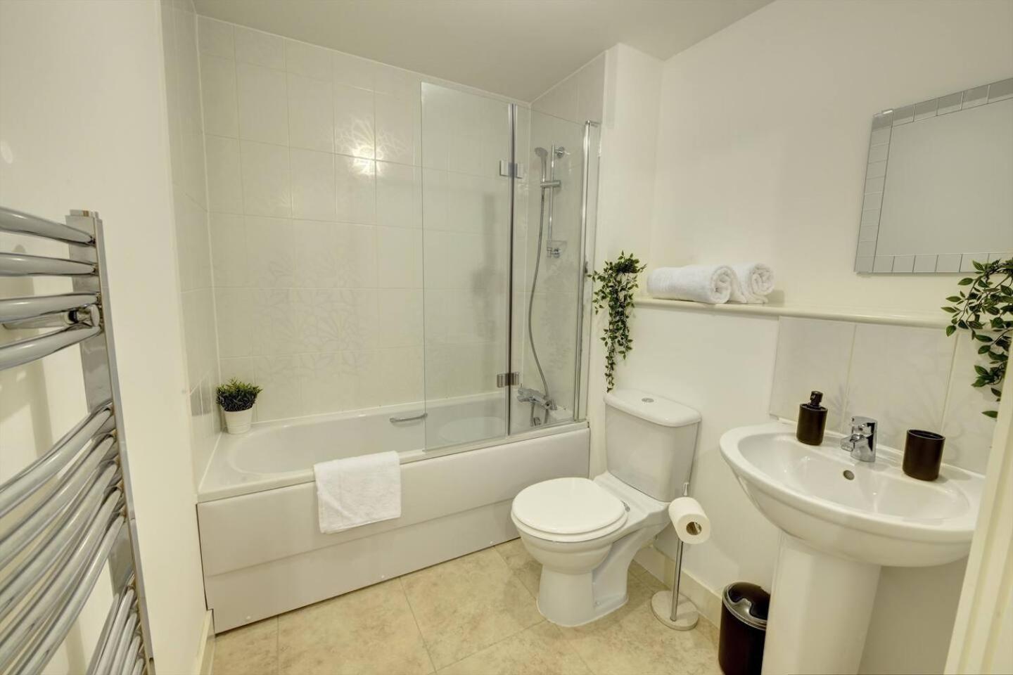 Lovely Flat In Kiln Close With Free Parking Gloucester