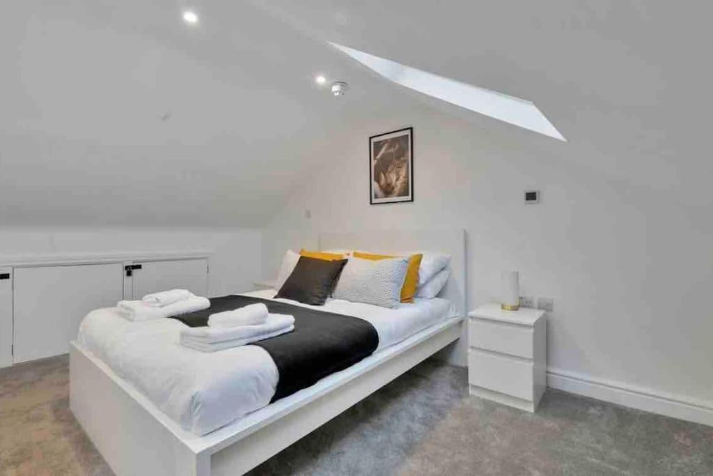 2 Bedroom Centre With Free Parking Gloucester