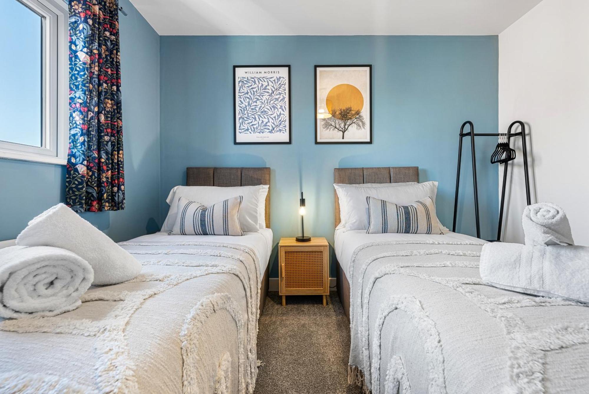 Stylish 4-bedroom Townhouse With Two Large Parking Spaces And Superfast Wi-fi Apartment *