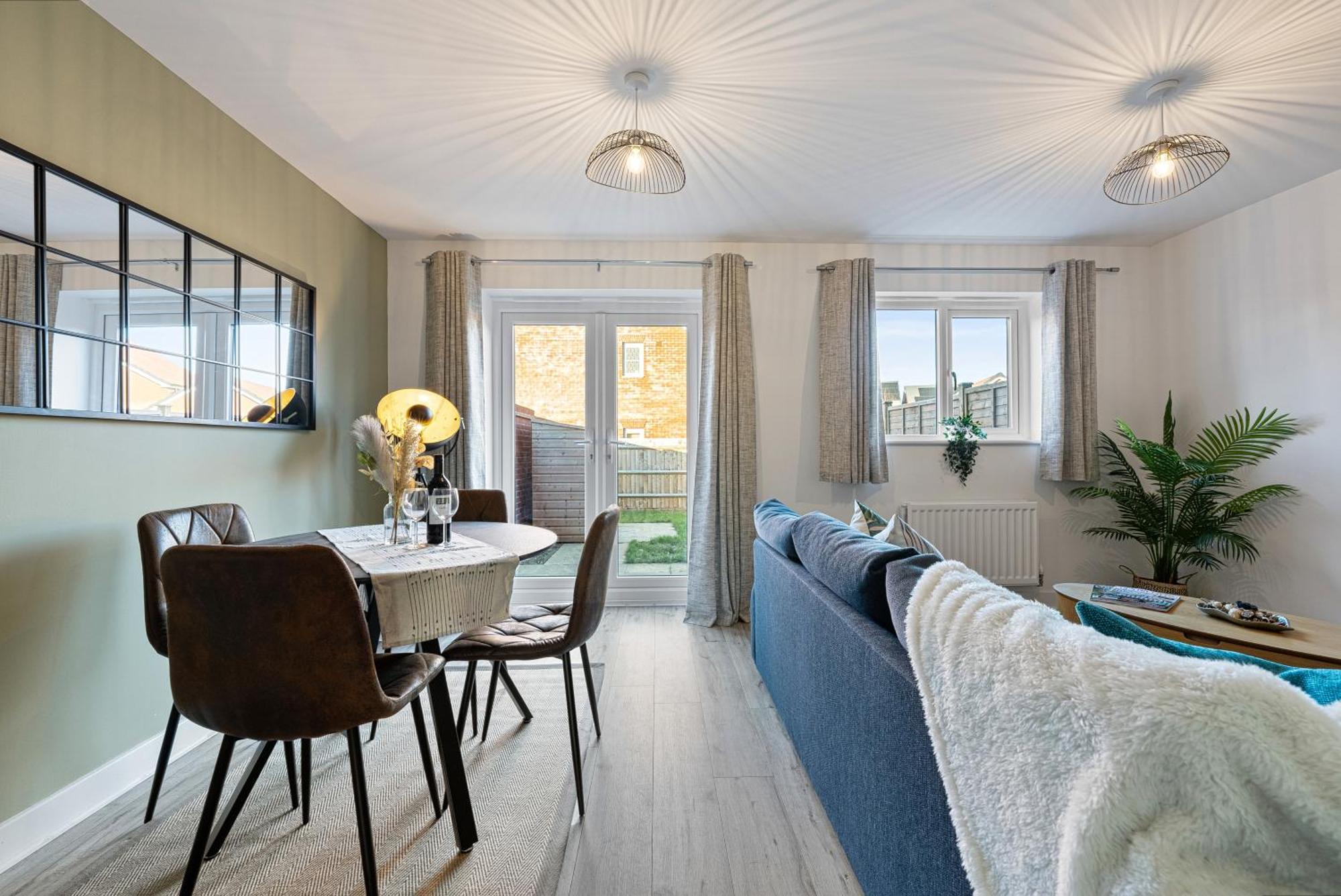 Apartment Stylish 4-bedroom Townhouse With Two Large Parking Spaces And Superfast Wi-fi