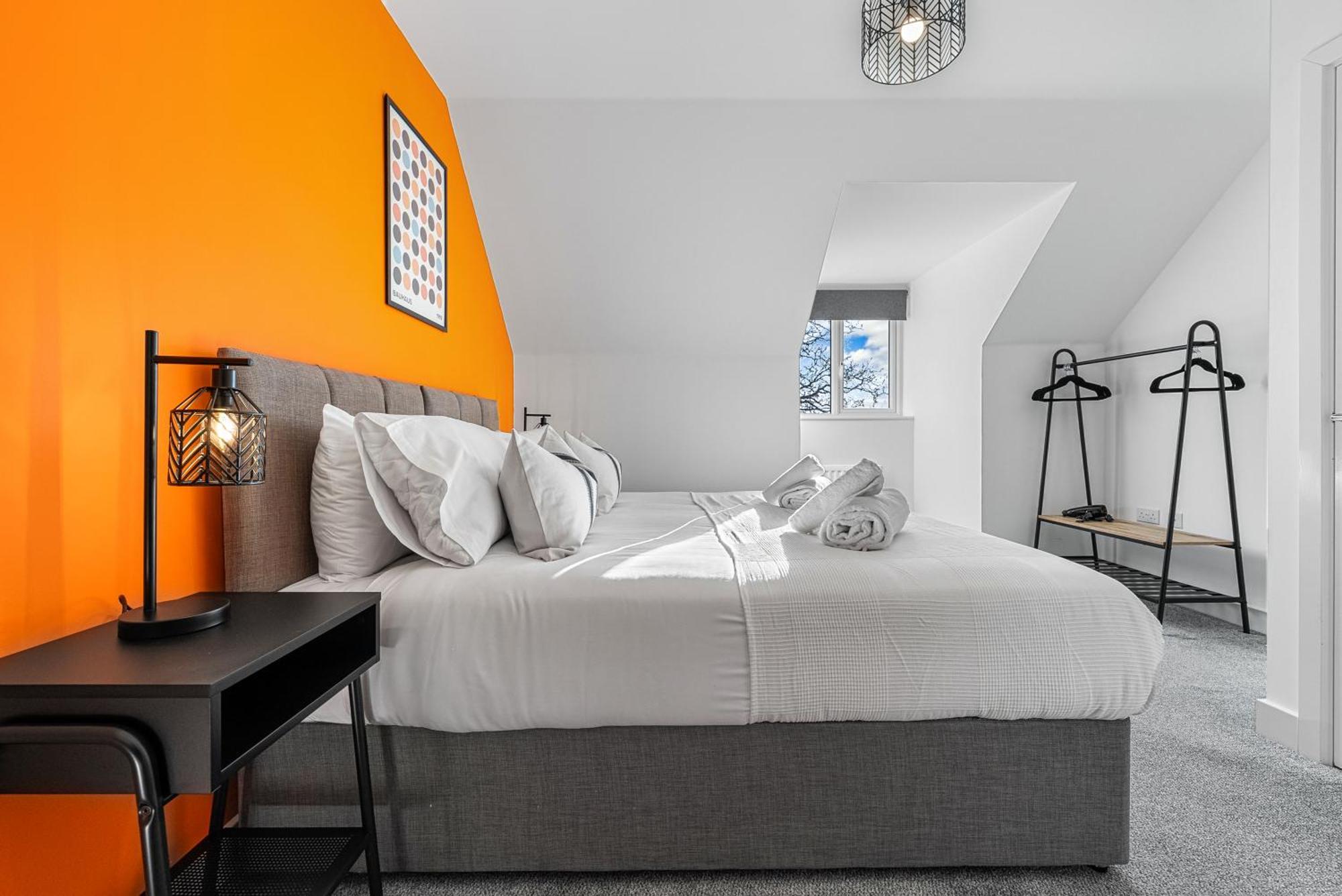 Stylish 4-bedroom Townhouse With Two Large Parking Spaces And Superfast Wi-fi