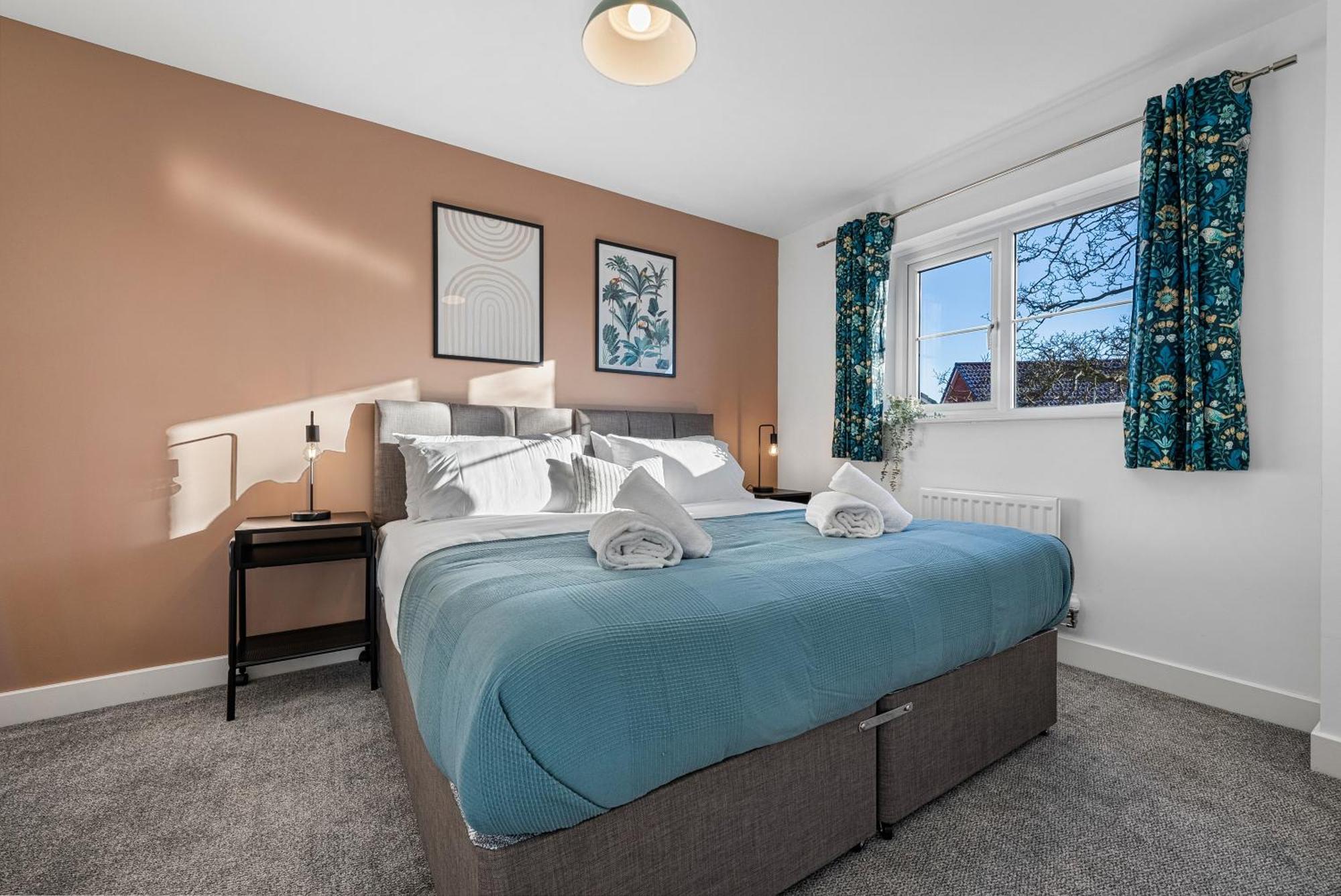 Stylish 4-bedroom Townhouse With Two Large Parking Spaces And Superfast Wi-fi Apartment *