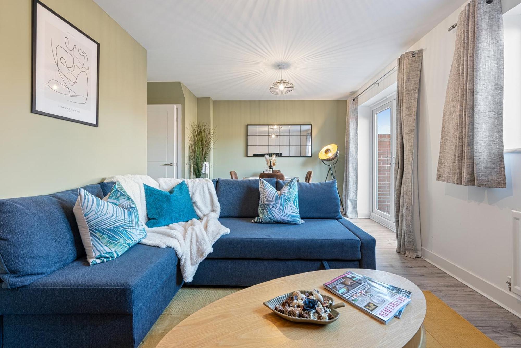 Apartment Stylish 4-bedroom Townhouse With Two Large Parking Spaces And Superfast Wi-fi Gloucester