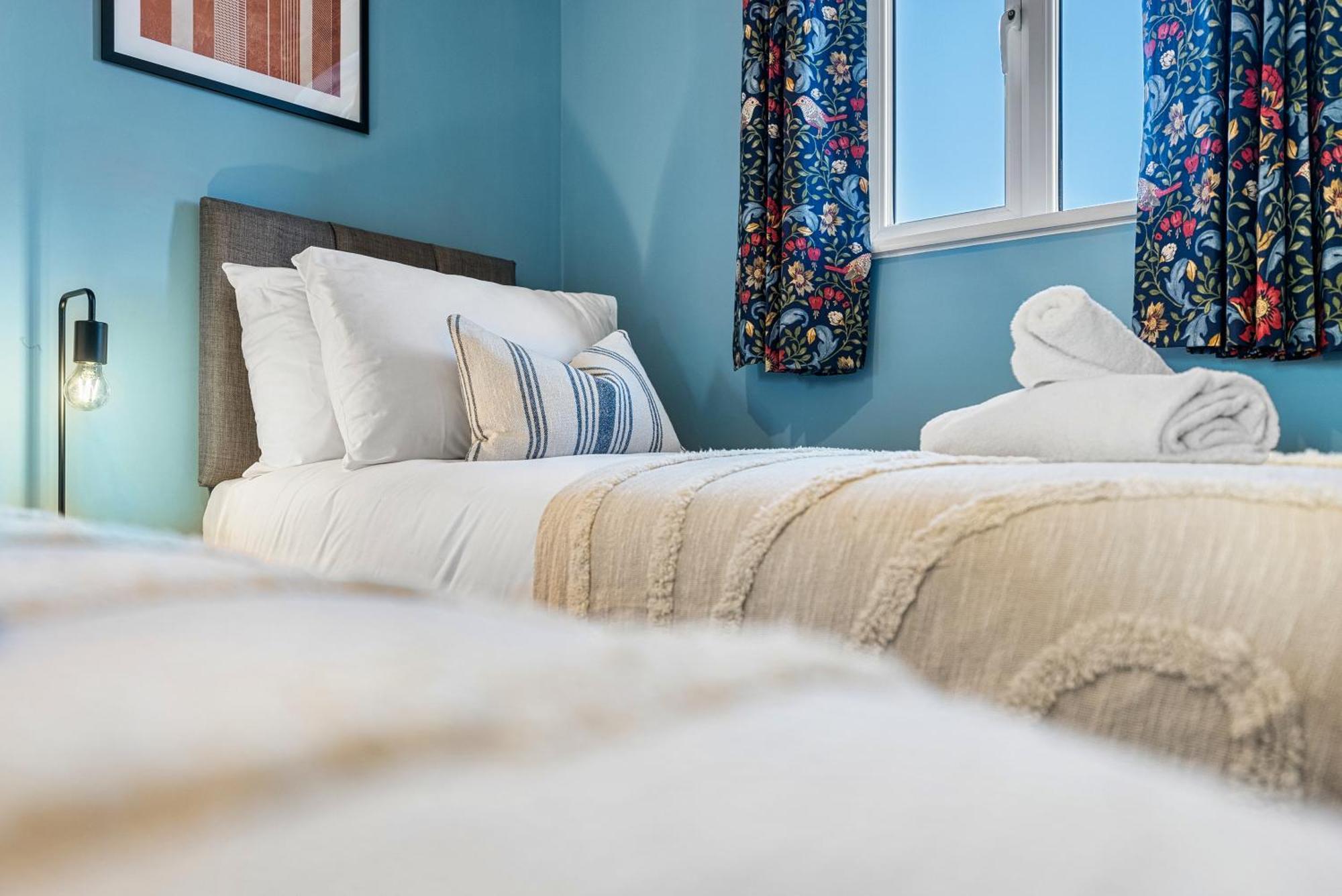 Apartment Stylish 4-bedroom Townhouse With Two Large Parking Spaces And Superfast Wi-fi *