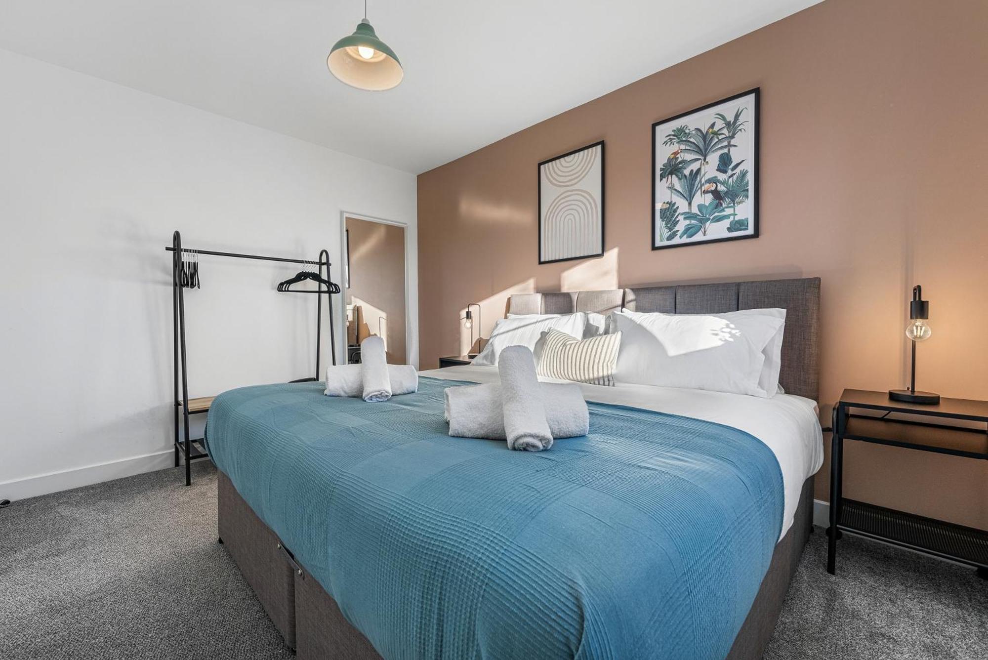 Stylish 4-bedroom Townhouse With Two Large Parking Spaces And Superfast Wi-fi Apartment *