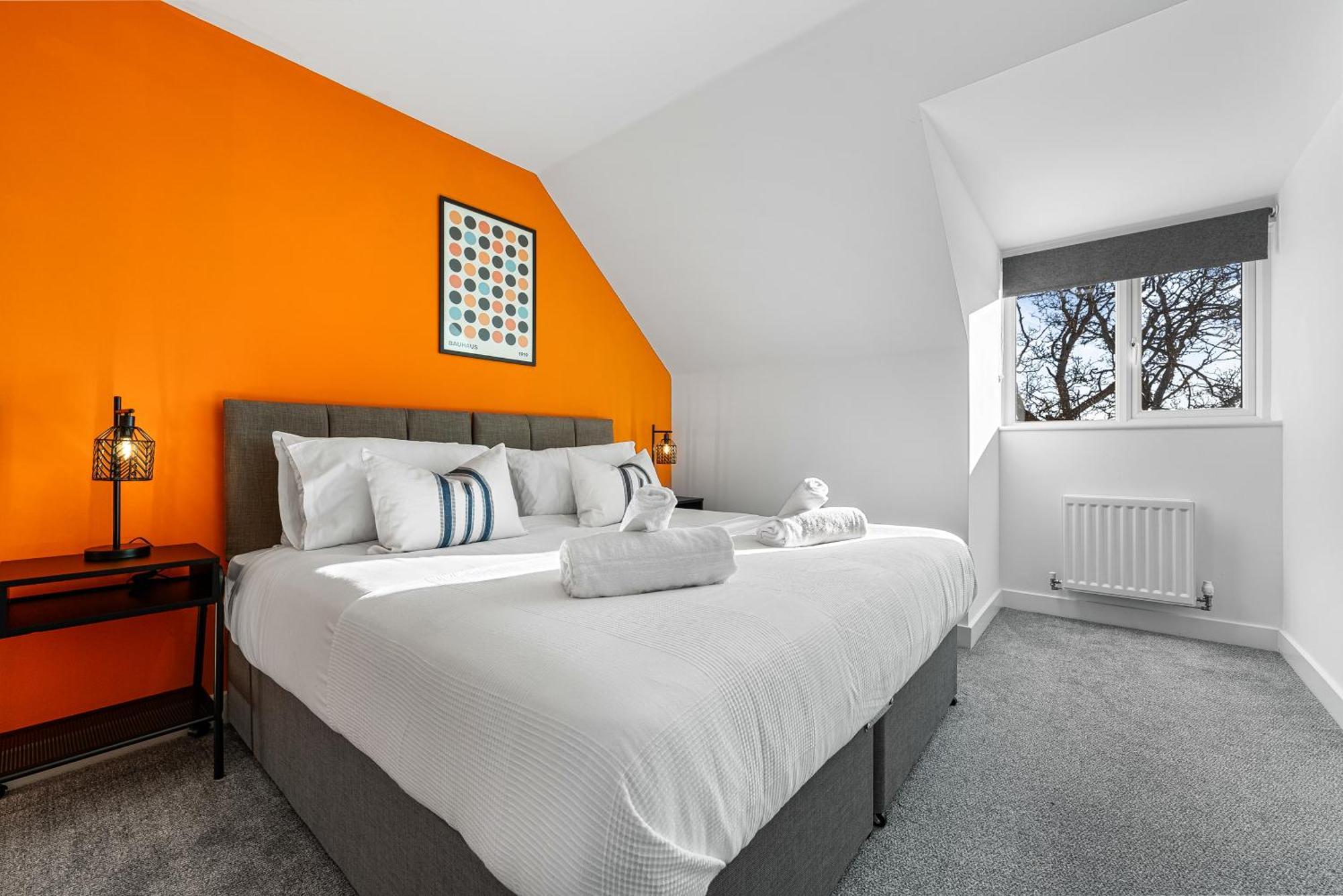 Apartment Stylish 4-bedroom Townhouse With Two Large Parking Spaces And Superfast Wi-fi Gloucester