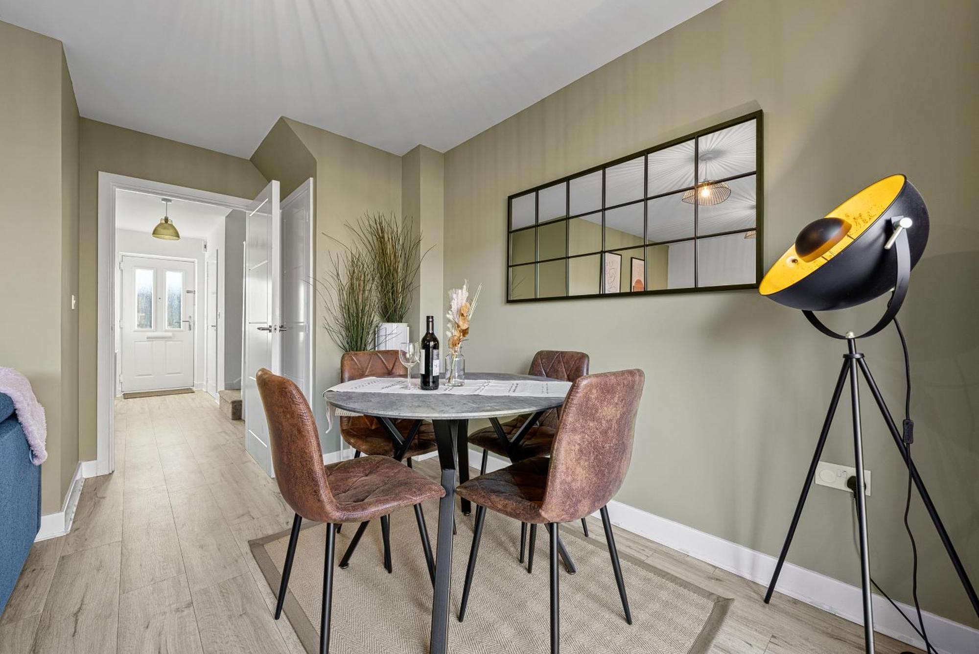 Stylish 4-bedroom Townhouse With Two Large Parking Spaces And Superfast Wi-fi Apartment Gloucester
