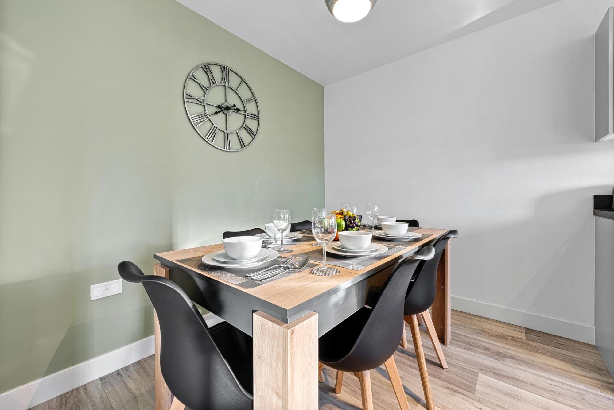 Apartment Stylish 4-bedroom Townhouse With Two Large Parking Spaces And Superfast Wi-fi *