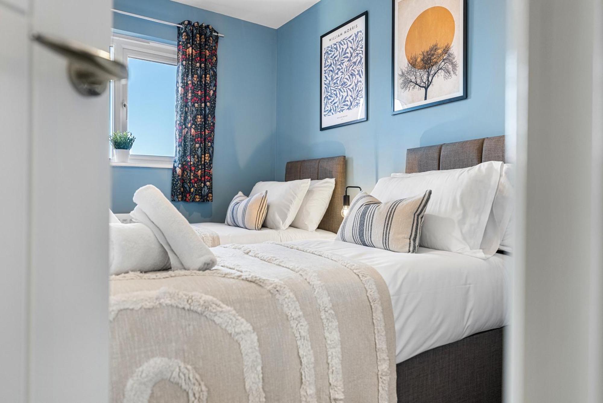 Stylish 4-bedroom Townhouse With Two Large Parking Spaces And Superfast Wi-fi * Gloucester