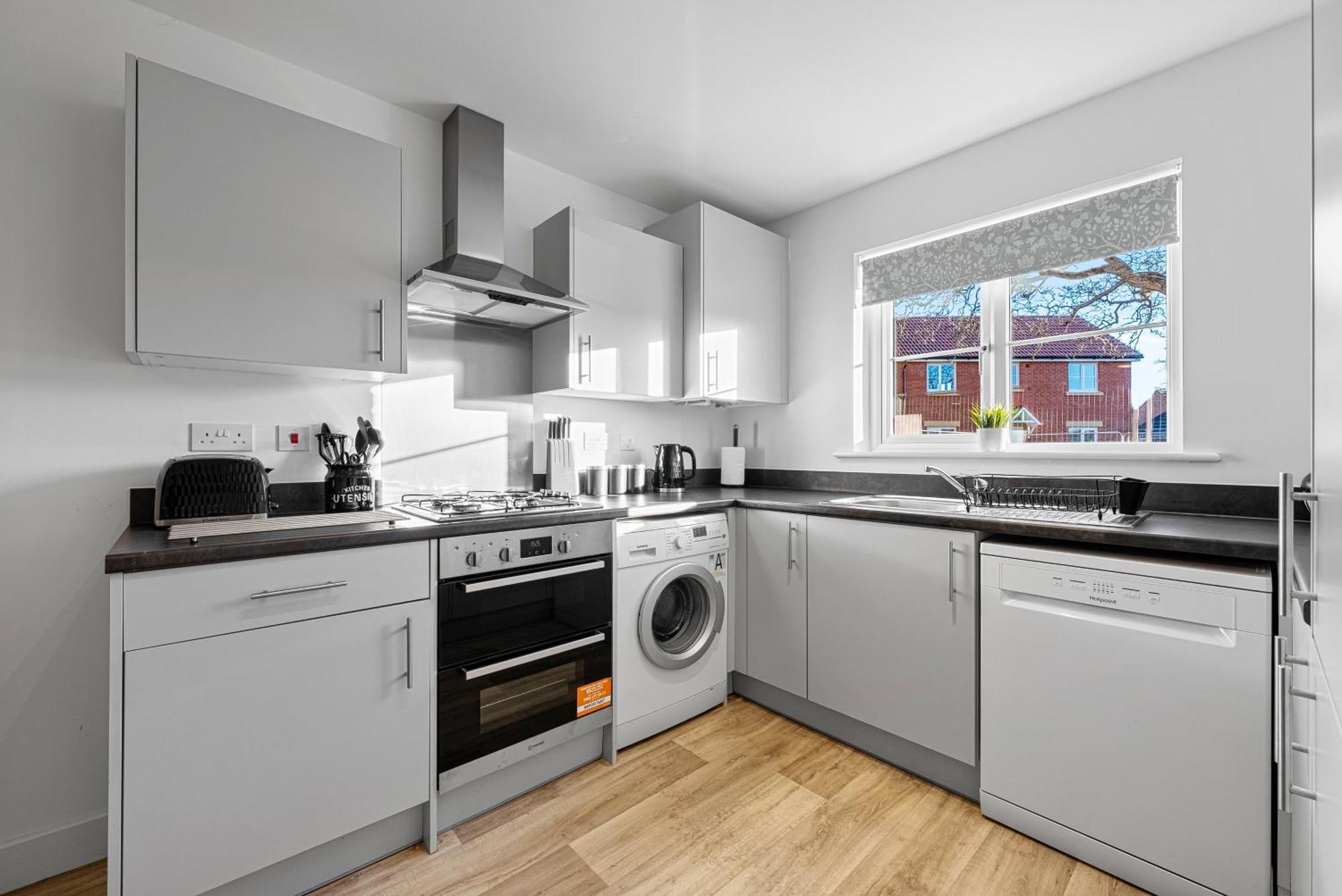 Stylish 4-bedroom Townhouse With Two Large Parking Spaces And Superfast Wi-fi Apartment
