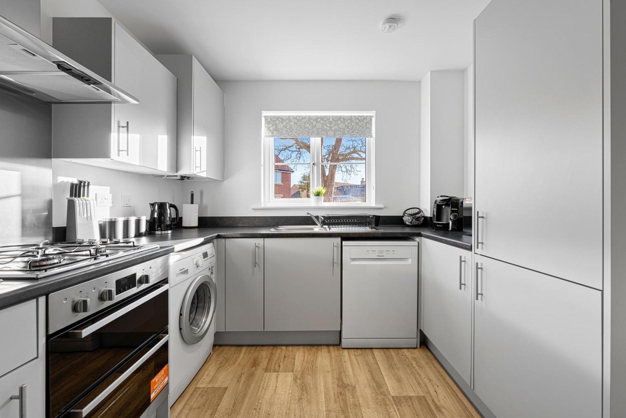 Apartment Stylish 4-bedroom Townhouse With Two Large Parking Spaces And Superfast Wi-fi *