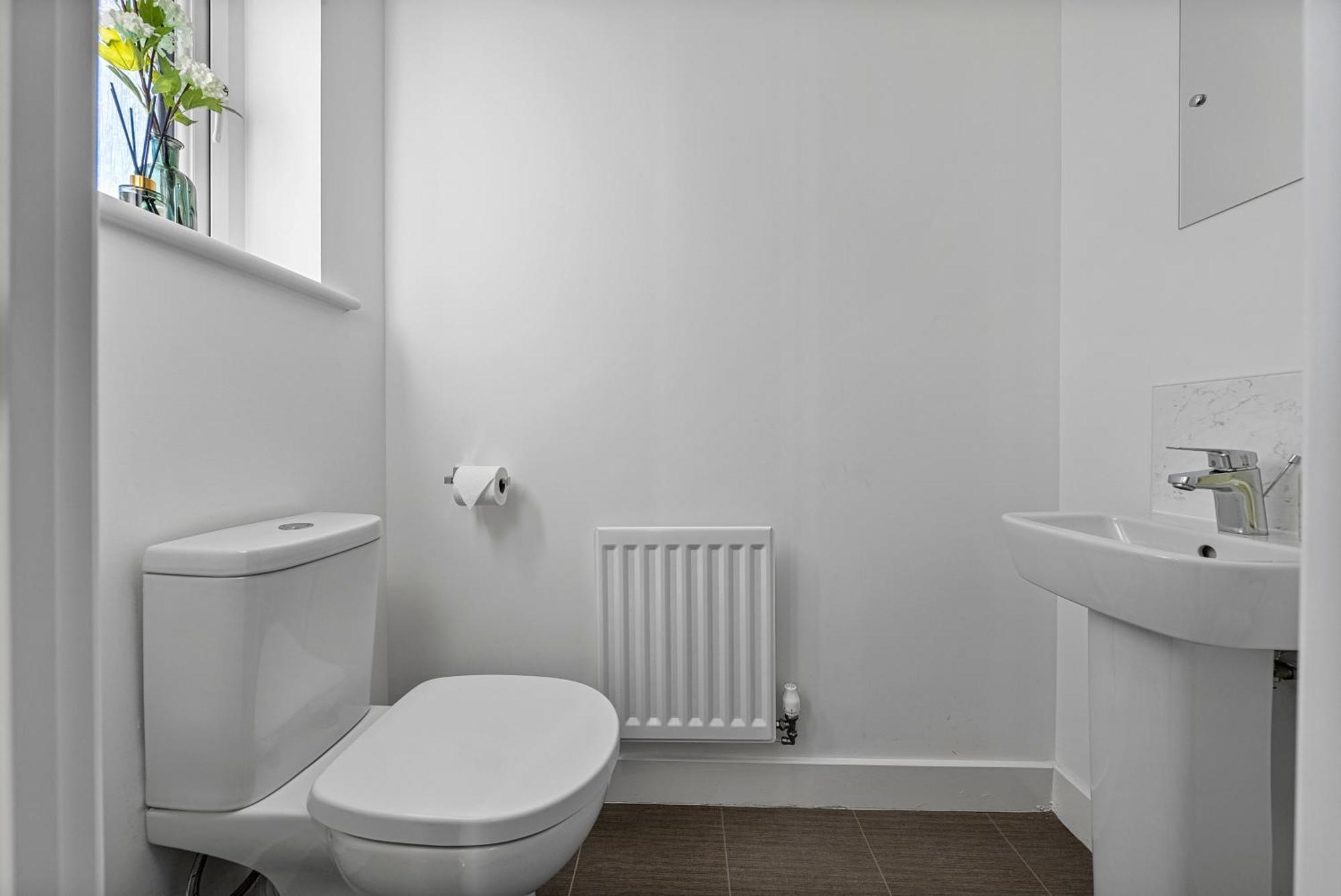 Stylish 4-bedroom Townhouse With Two Large Parking Spaces And Superfast Wi-fi *