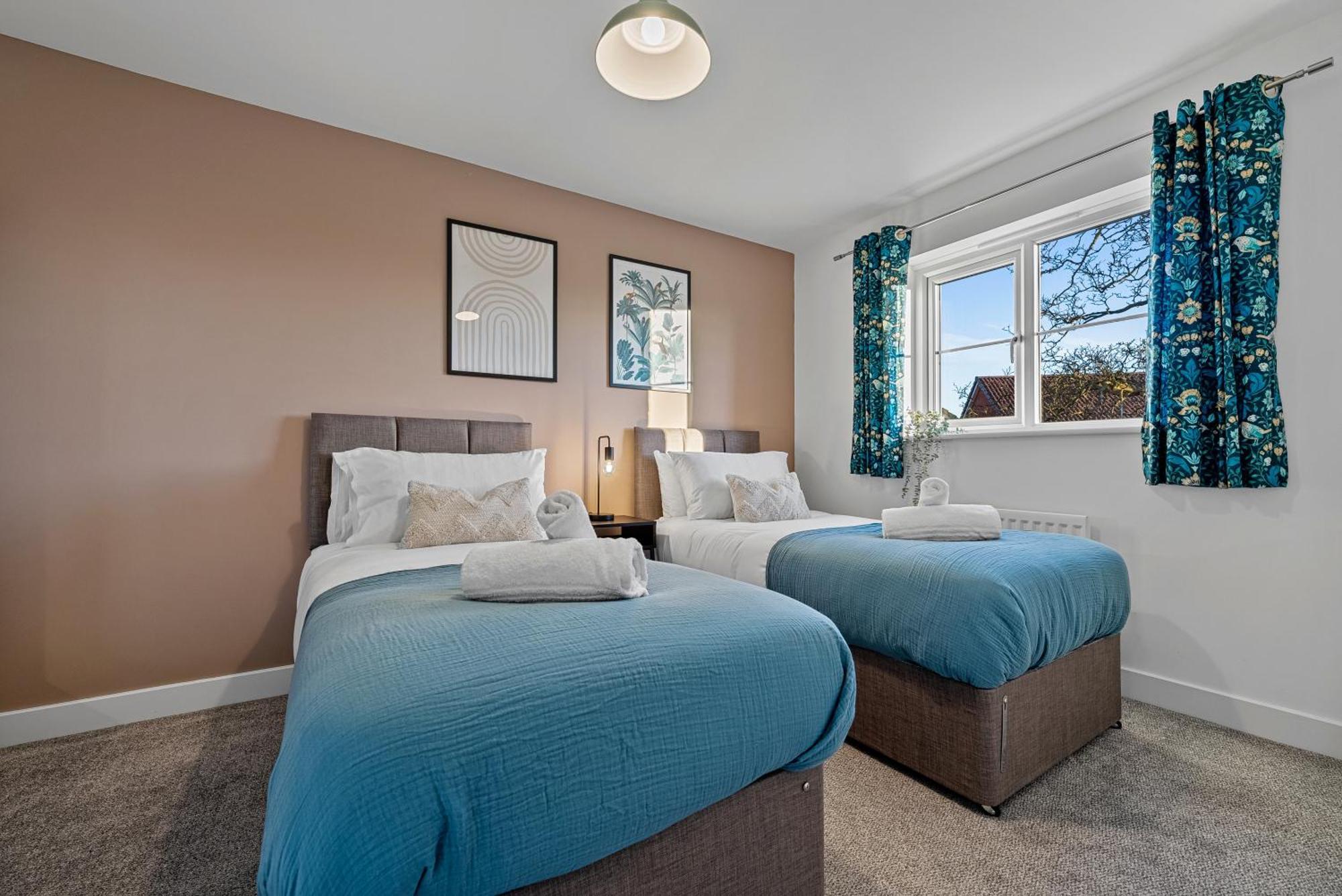 Stylish 4-bedroom Townhouse With Two Large Parking Spaces And Superfast Wi-fi Apartment *