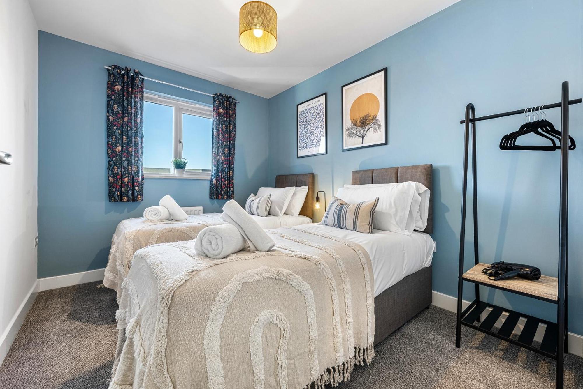 Apartment Stylish 4-bedroom Townhouse With Two Large Parking Spaces And Superfast Wi-fi Gloucester