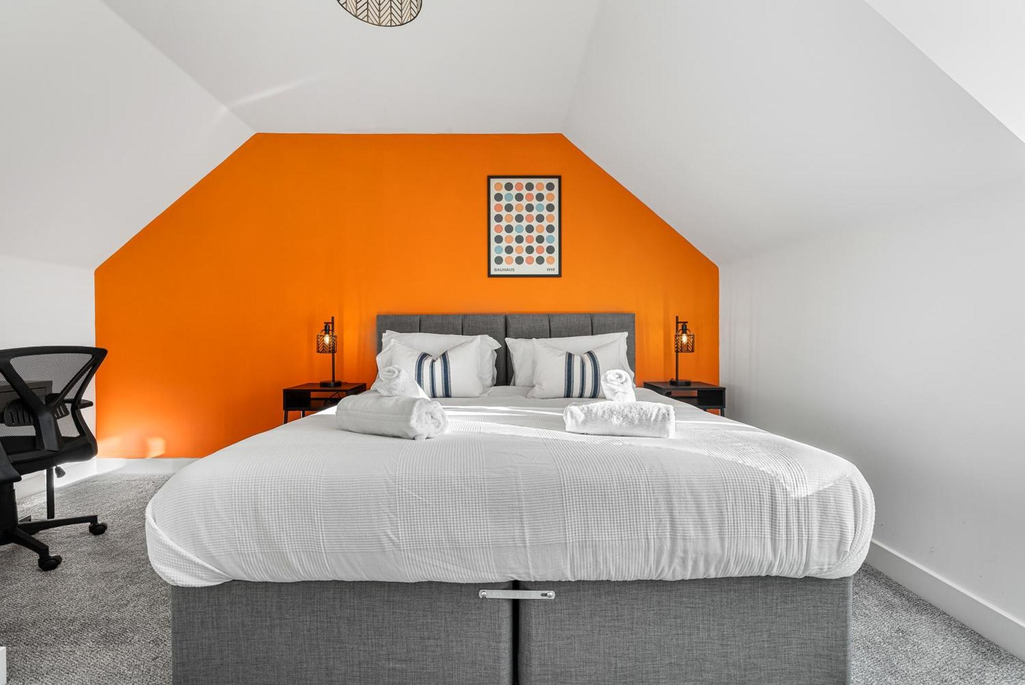 Stylish 4-bedroom Townhouse With Two Large Parking Spaces And Superfast Wi-fi * Gloucester