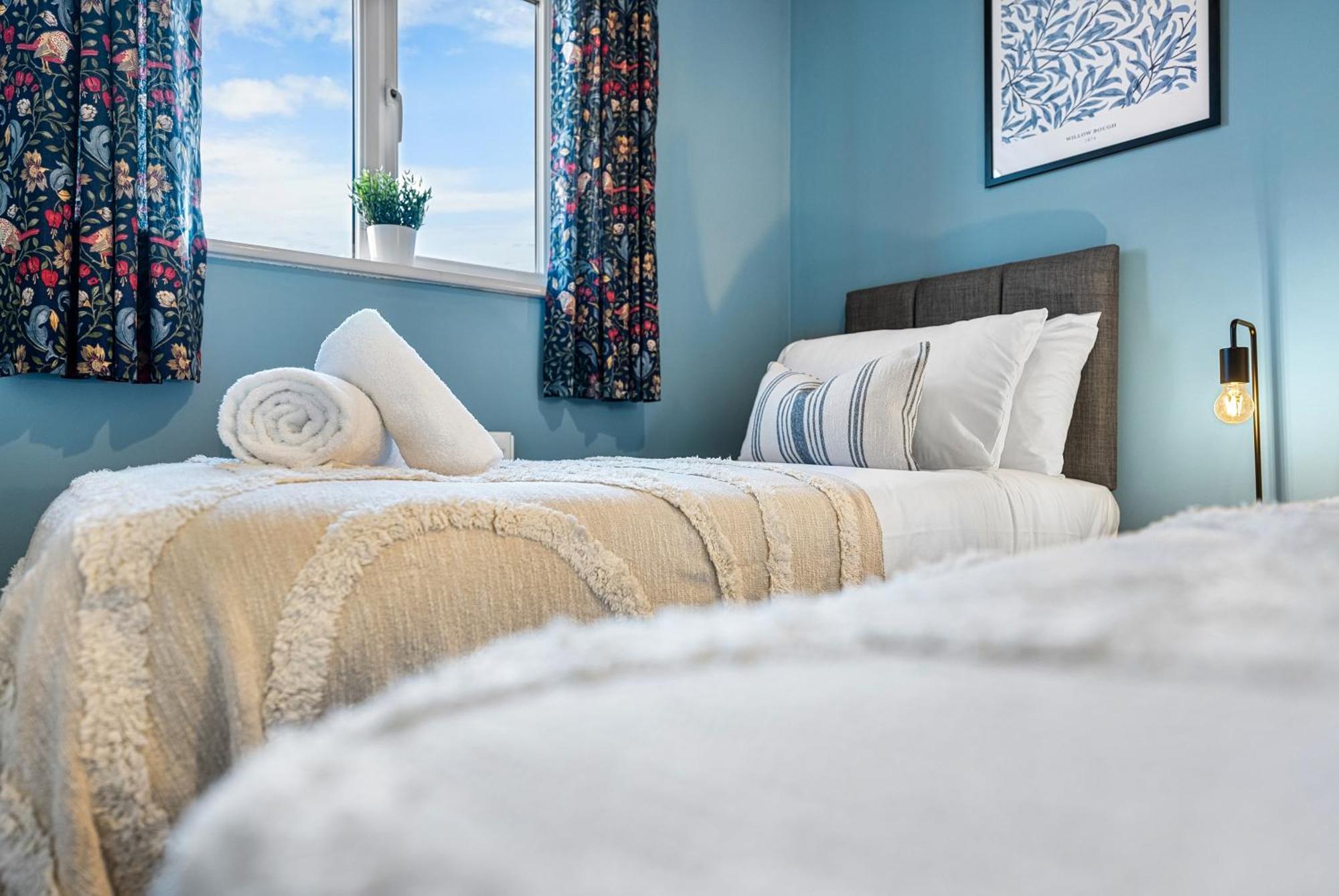 Apartment Stylish 4-bedroom Townhouse With Two Large Parking Spaces And Superfast Wi-fi