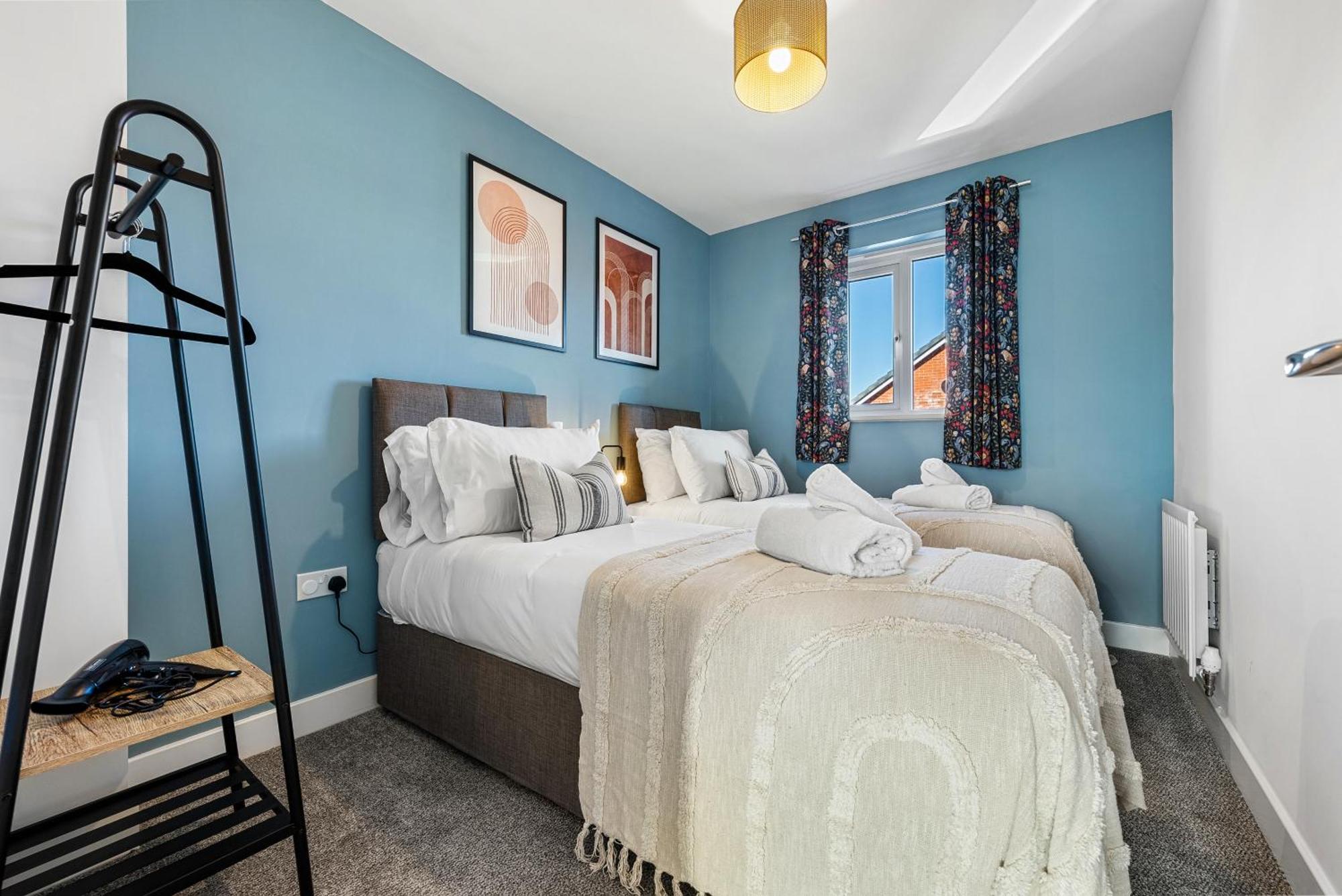 Stylish 4-bedroom Townhouse With Two Large Parking Spaces And Superfast Wi-fi Gloucester