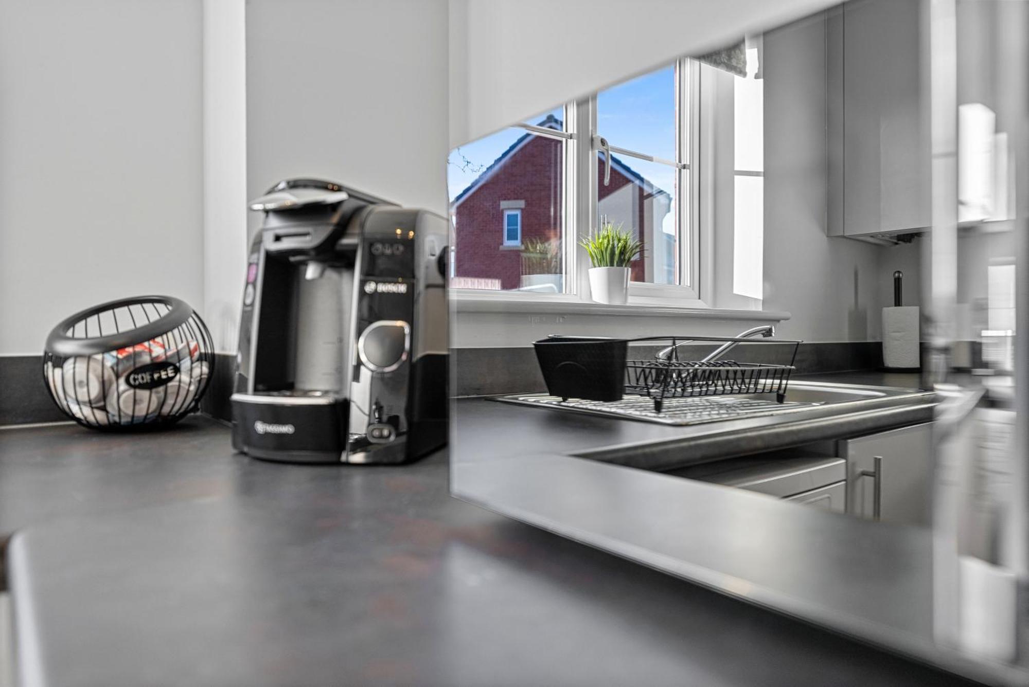 Stylish 4-bedroom Townhouse With Two Large Parking Spaces And Superfast Wi-fi *