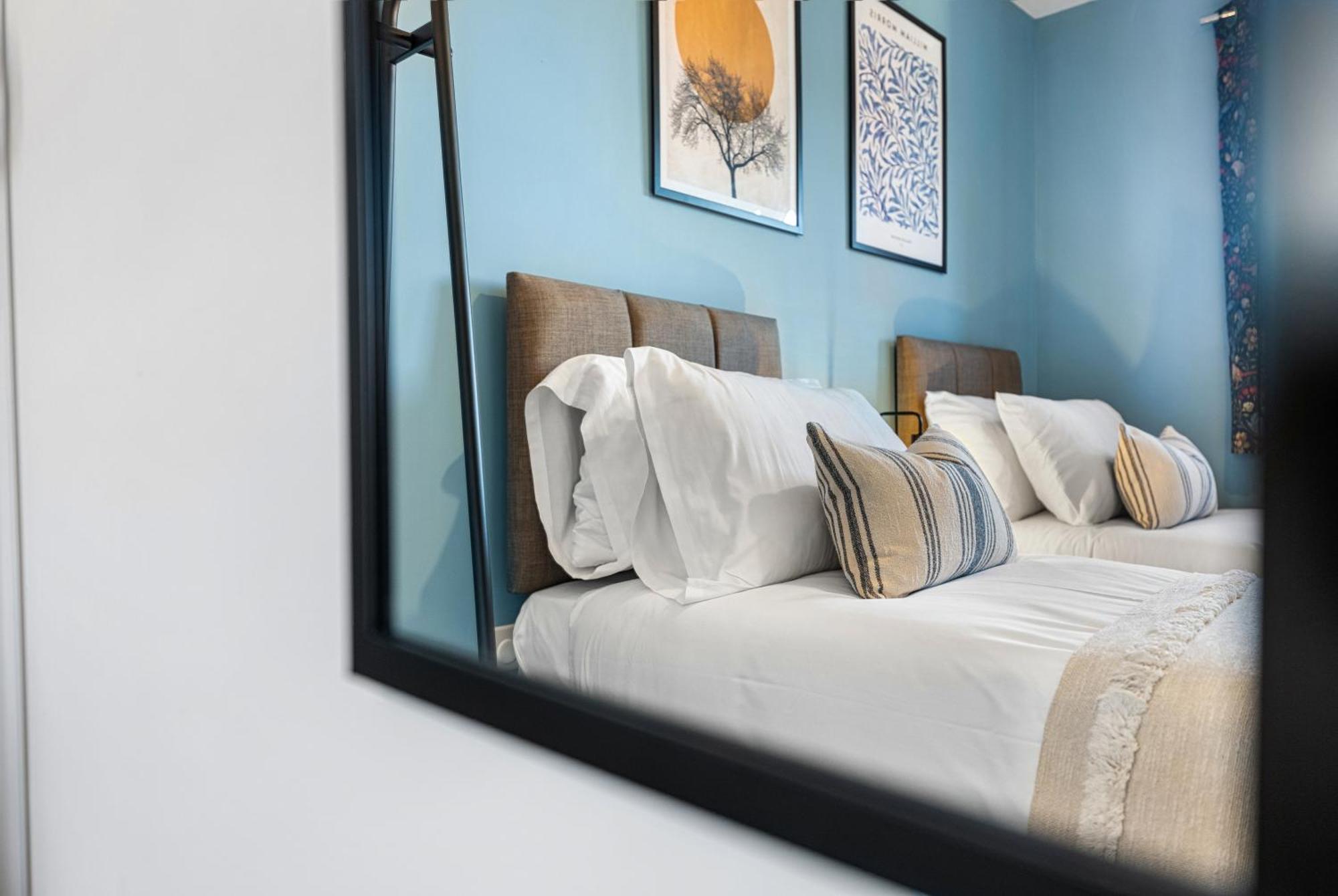 Stylish 4-bedroom Townhouse With Two Large Parking Spaces And Superfast Wi-fi Apartment