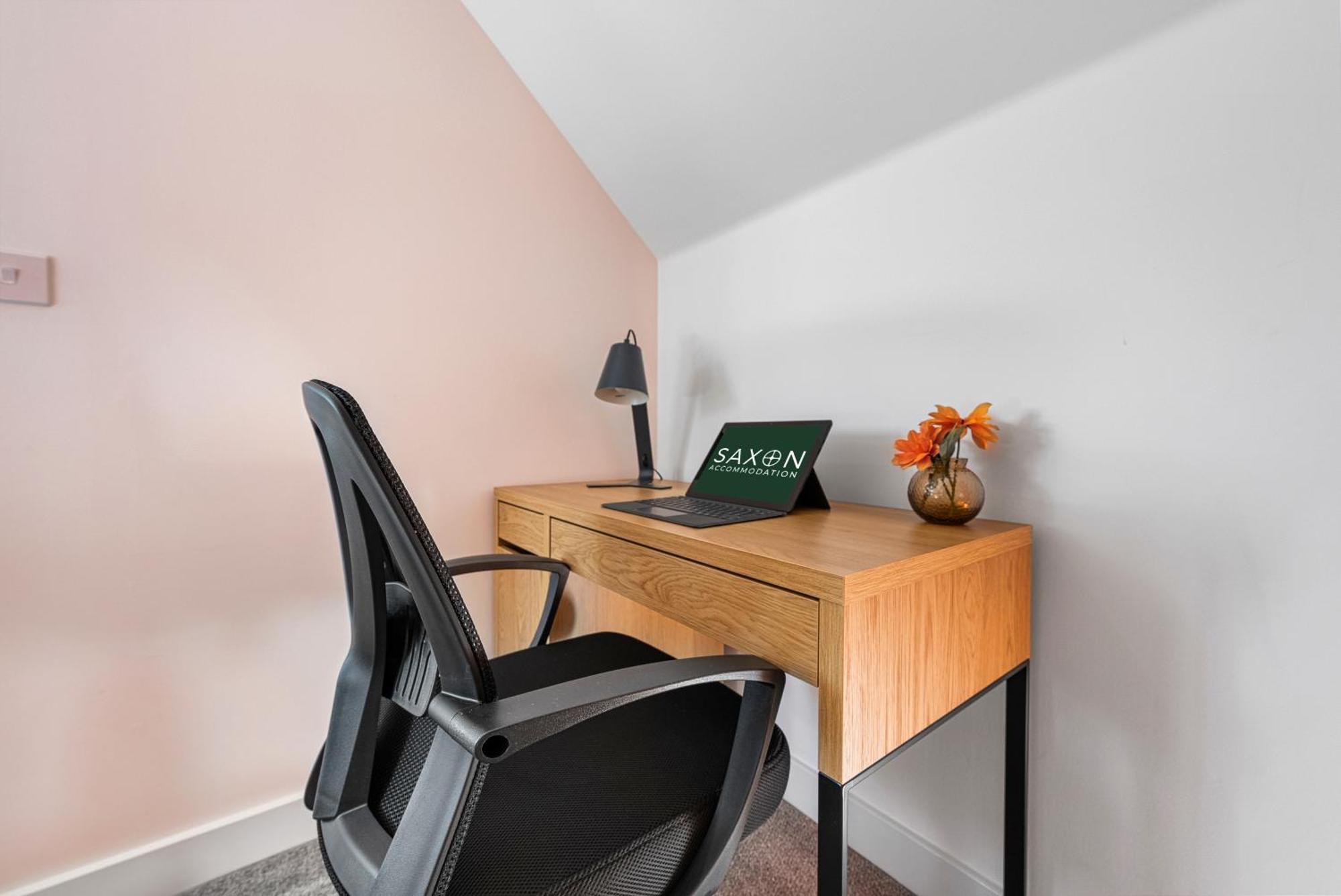 Stylish 4-bedroom Townhouse With Two Large Parking Spaces And Superfast Wi-fi *
