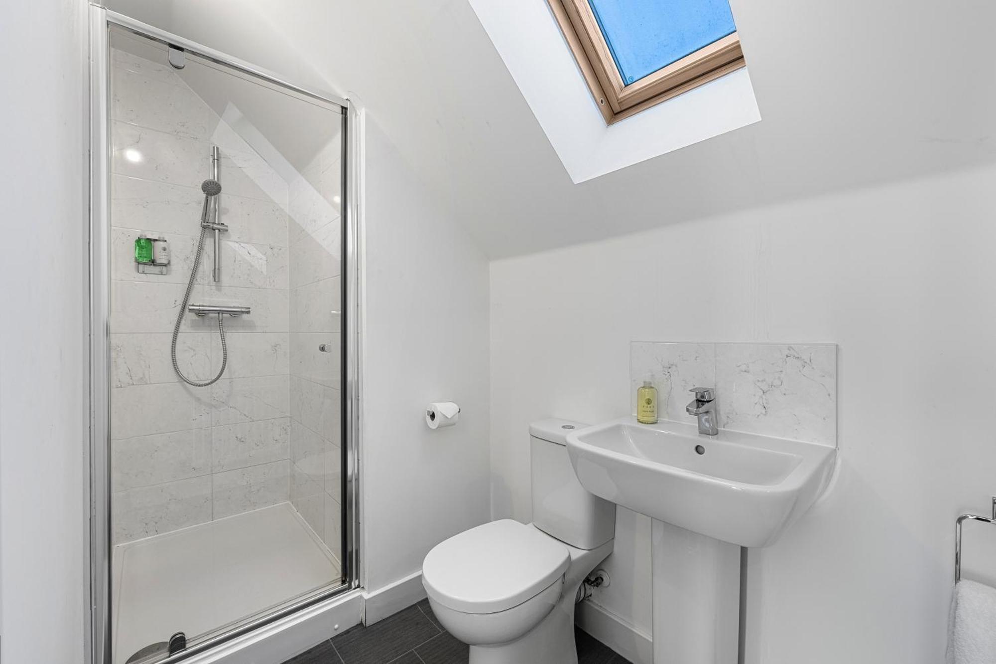 Stylish 4-bedroom Townhouse With Two Large Parking Spaces And Superfast Wi-fi
