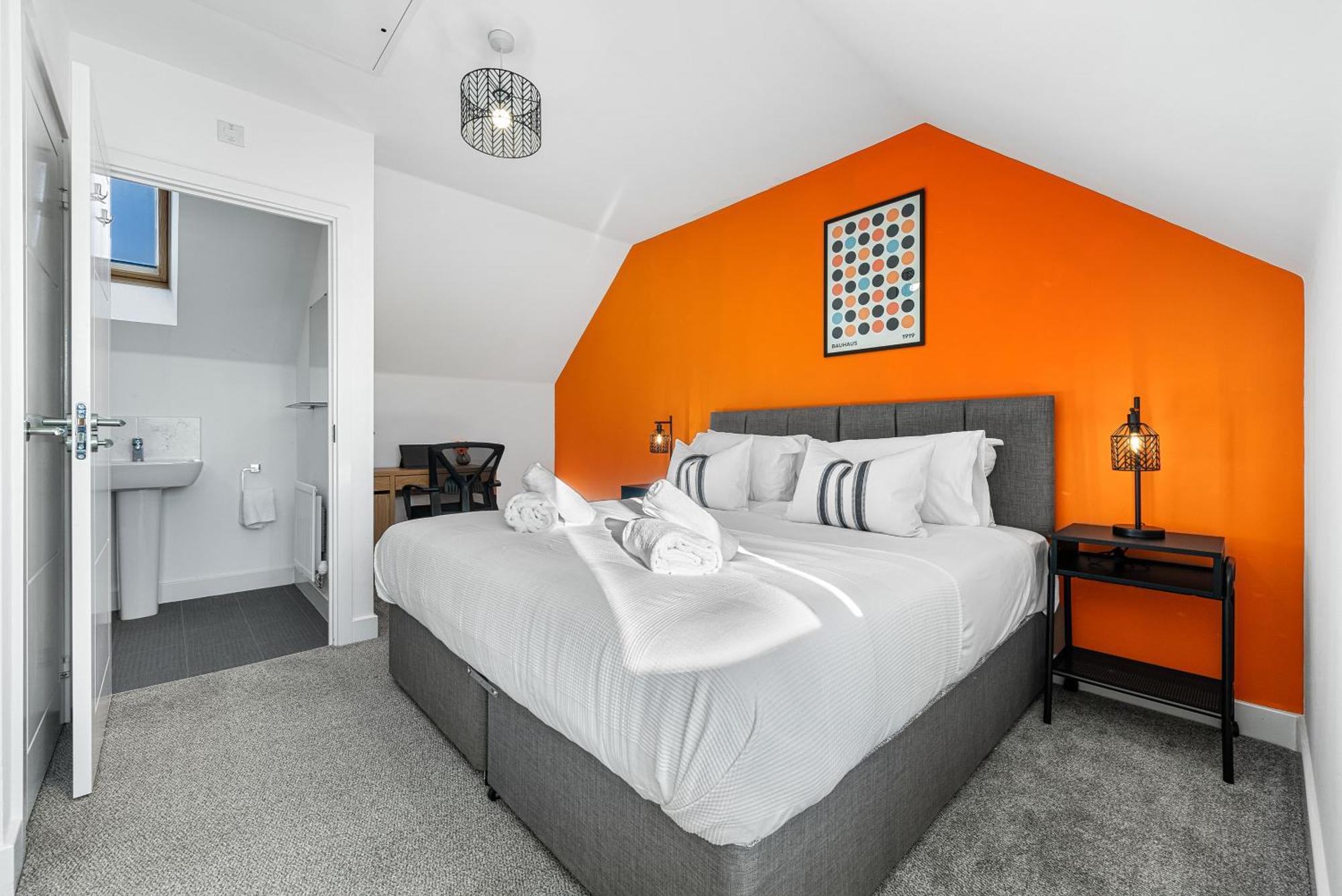 Stylish 4-bedroom Townhouse With Two Large Parking Spaces And Superfast Wi-fi Apartment *