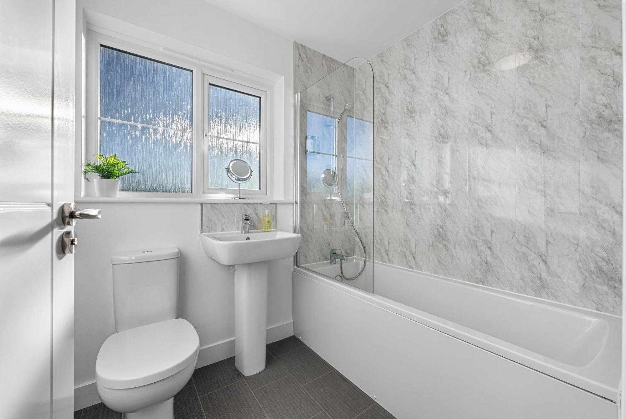 Stylish 4-bedroom Townhouse With Two Large Parking Spaces And Superfast Wi-fi Apartment Gloucester