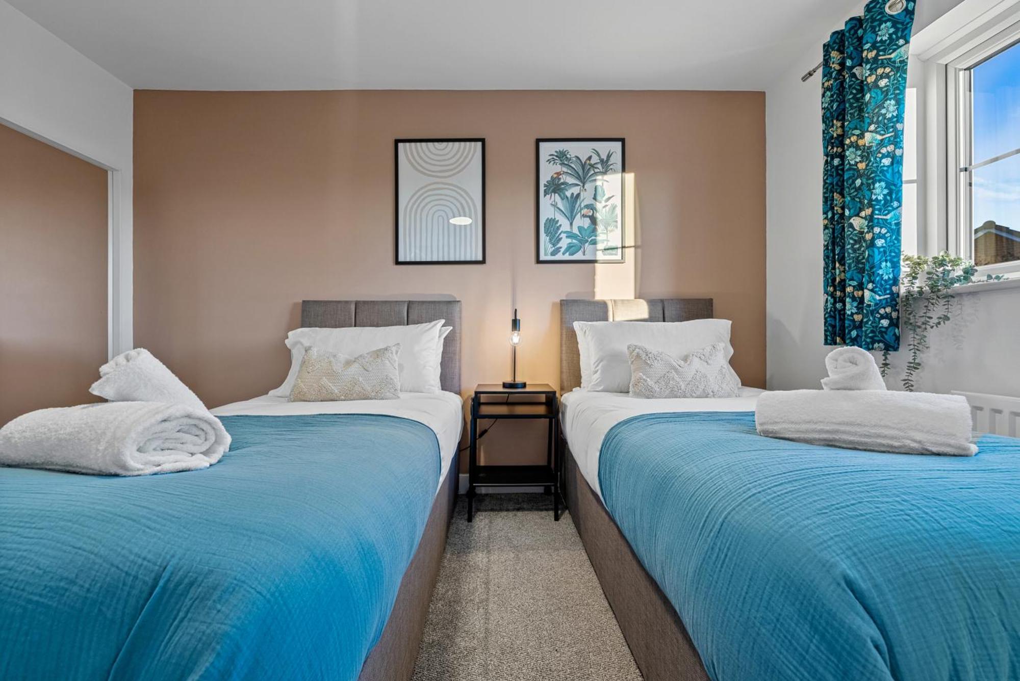Stylish 4-bedroom Townhouse With Two Large Parking Spaces And Superfast Wi-fi
