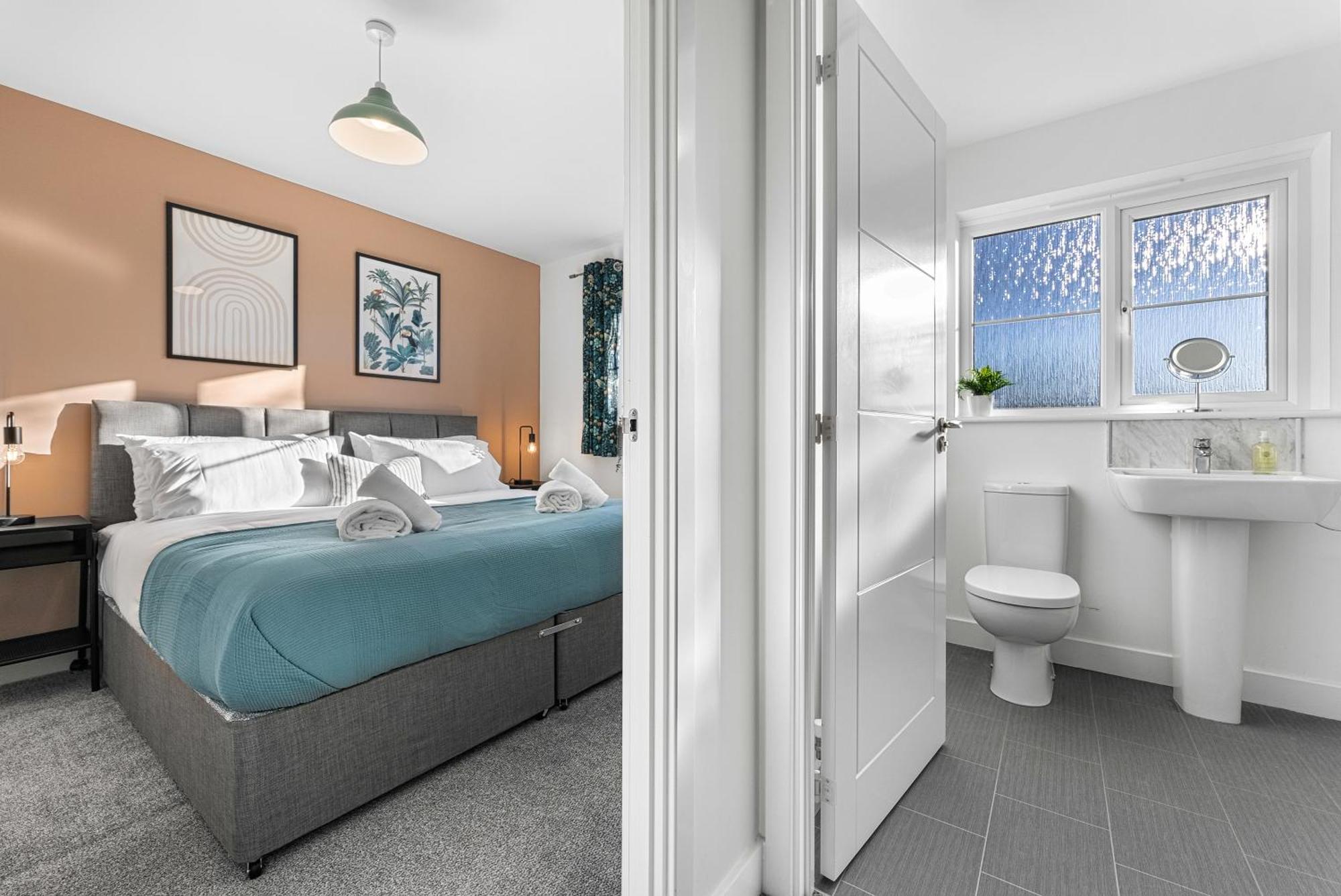 Stylish 4-bedroom Townhouse With Two Large Parking Spaces And Superfast Wi-fi Gloucester