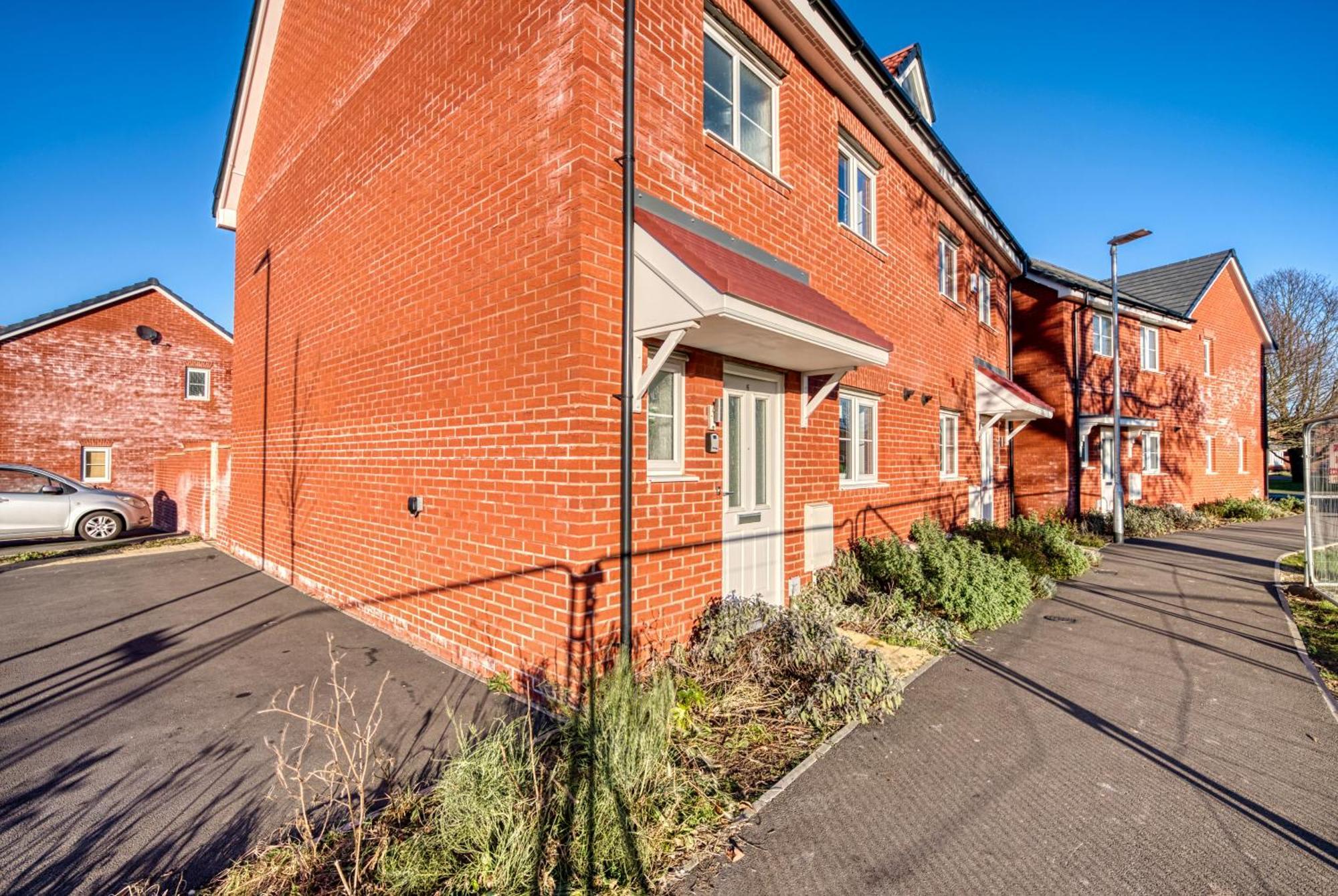 Stylish 4-bedroom Townhouse With Two Large Parking Spaces And Superfast Wi-fi * Gloucester
