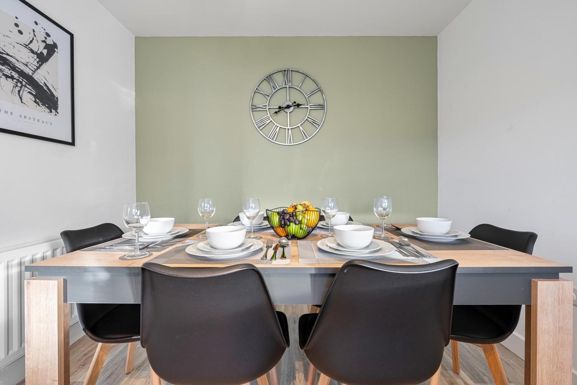 Stylish 4-bedroom Townhouse With Two Large Parking Spaces And Superfast Wi-fi Apartment