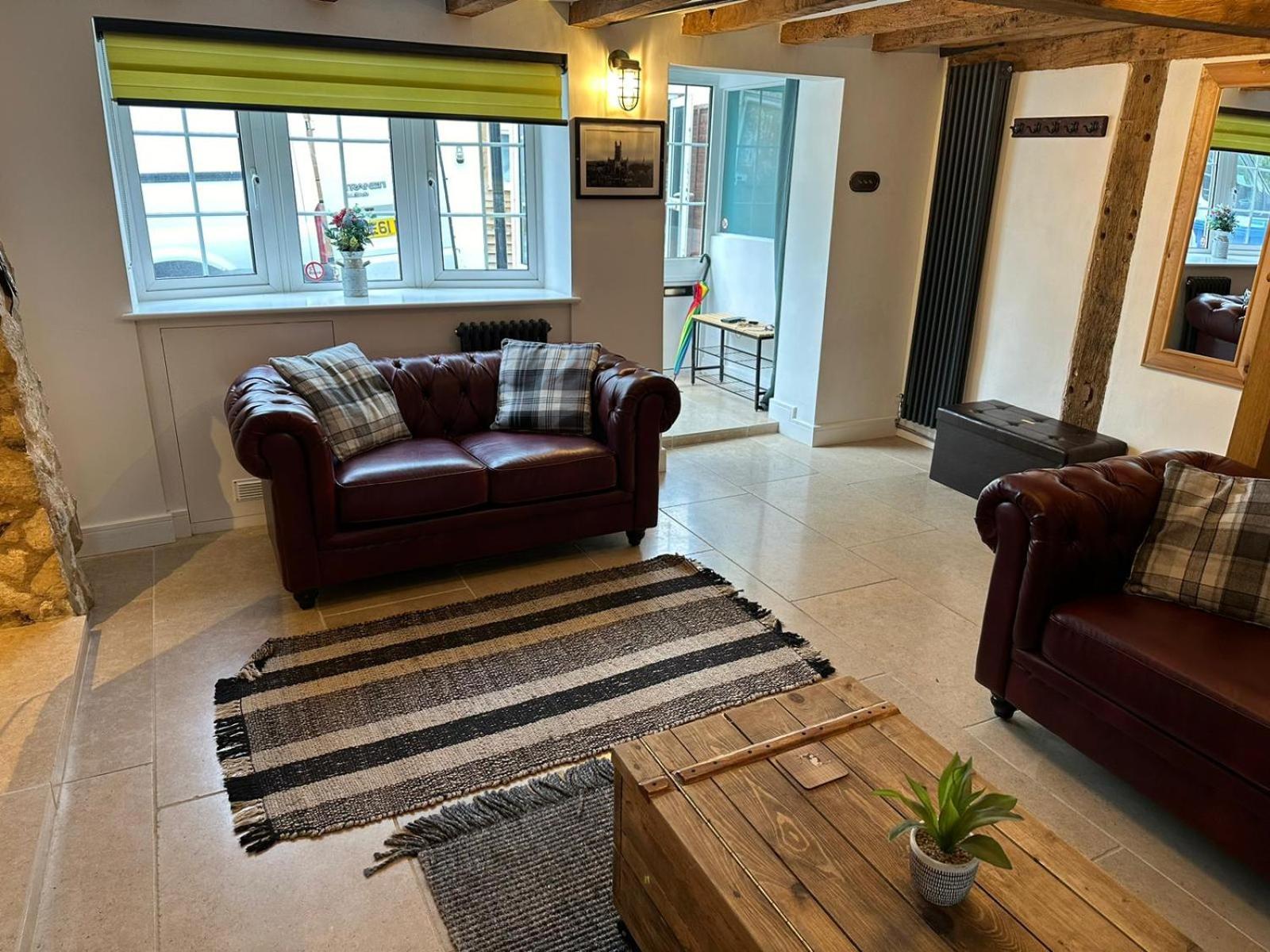 Nhà nghỉ Gloucester-modernised 4 Bedroom Cottage-sleeps 8-free Parking-fast Wi-fi Gloucester