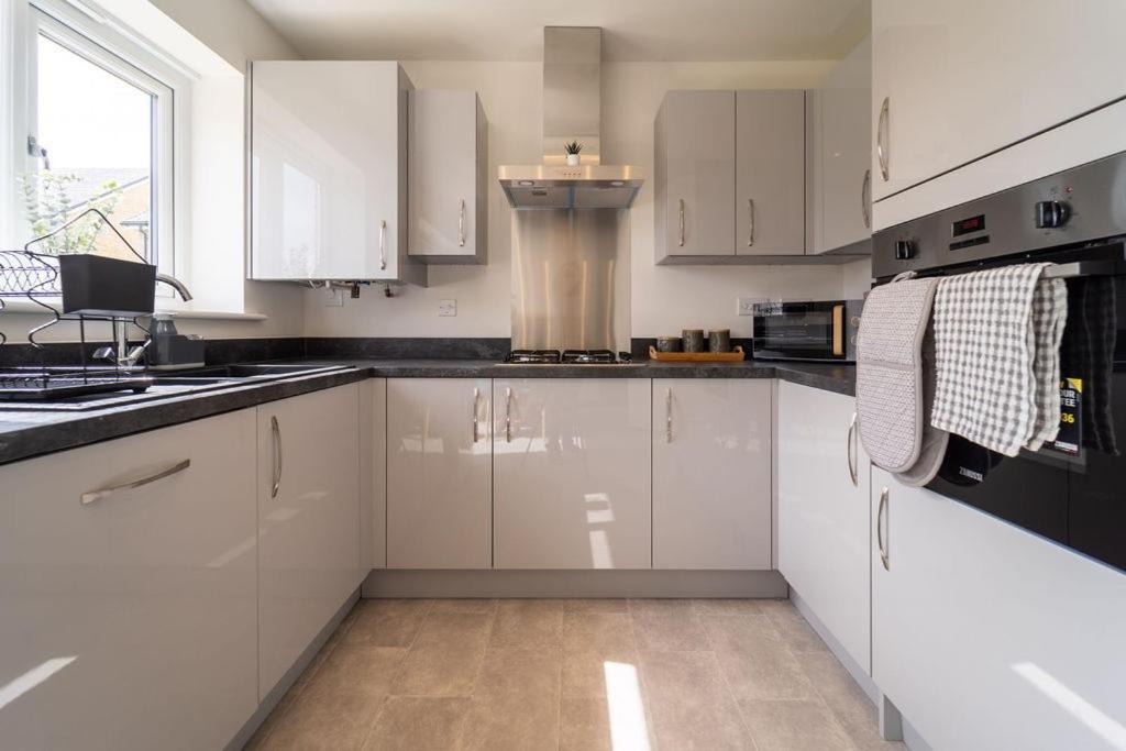 Holiday home Huge Weekly & Monthly Savings - Free Parking - Wi-fi & Netflix *