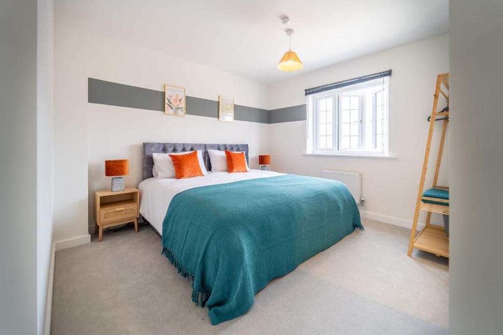 Huge Weekly & Monthly Savings - Free Parking - Wi-fi & Netflix Gloucester