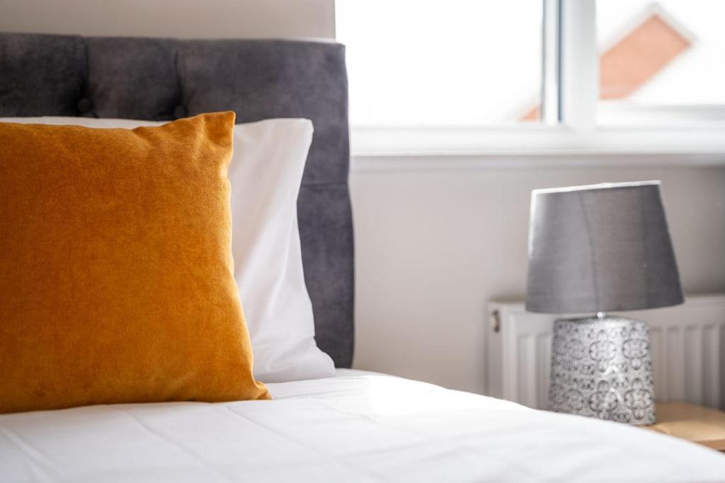 Huge Weekly & Monthly Savings - Free Parking - Wi-fi & Netflix Holiday home Gloucester