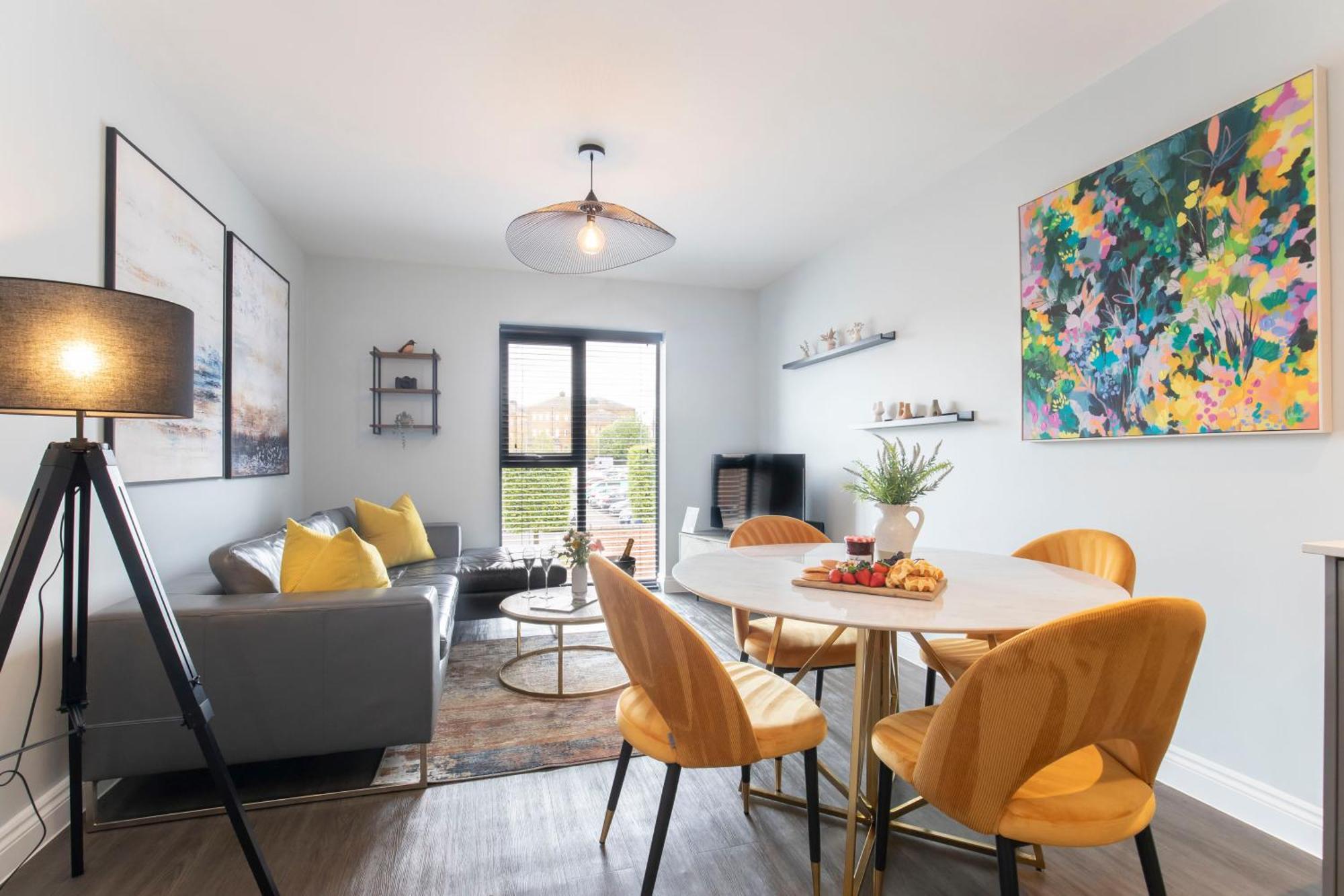 Elliot Oliver - Stylish 2 Bedroom With Parking In The Docks