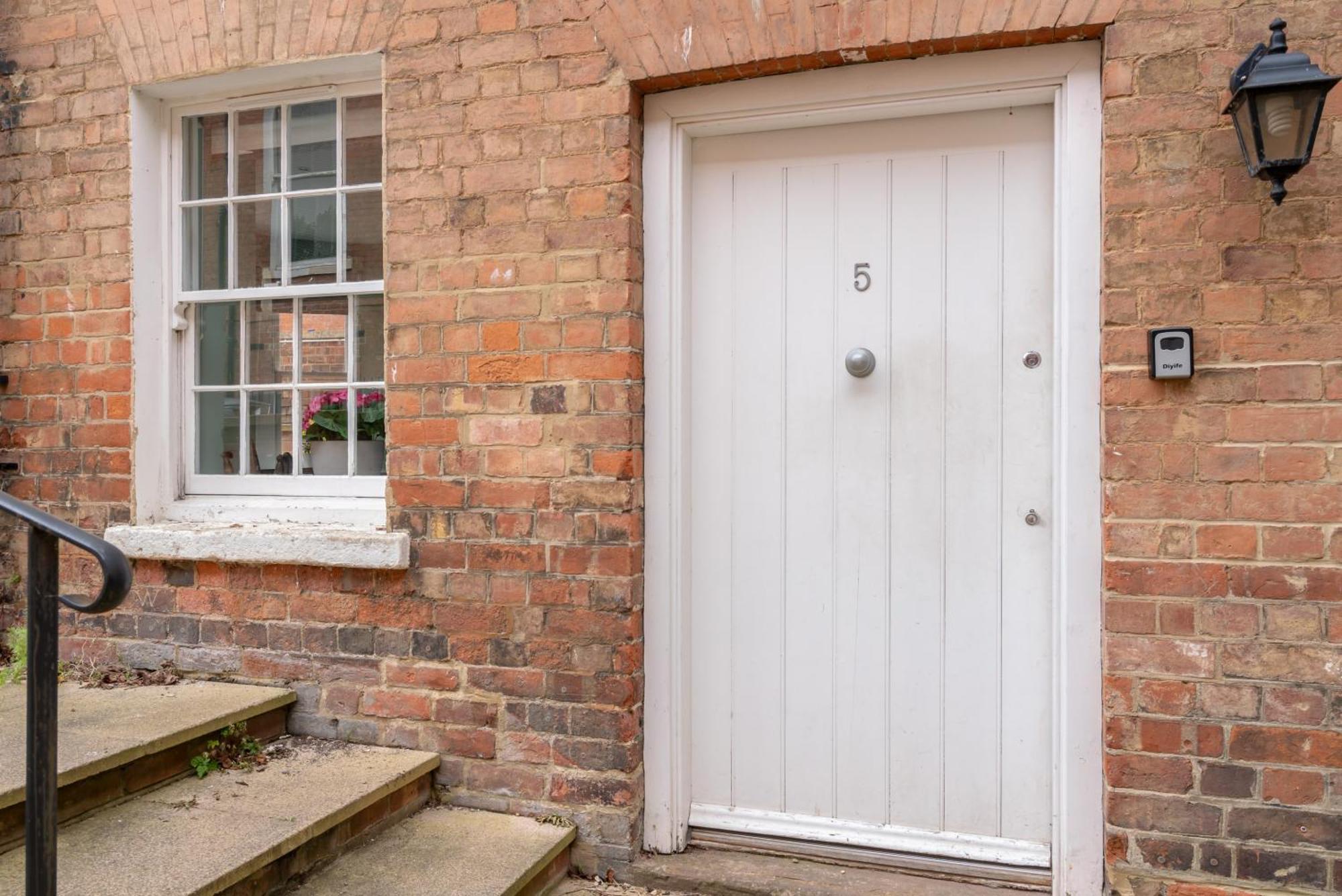 Judges Docks With Secure Parking Apartment *
