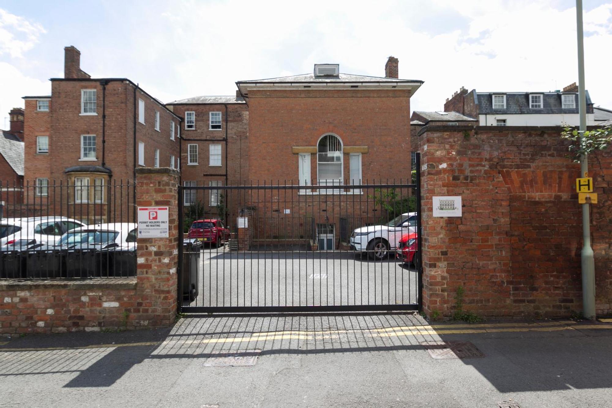 Judges Docks With Secure Parking Apartment